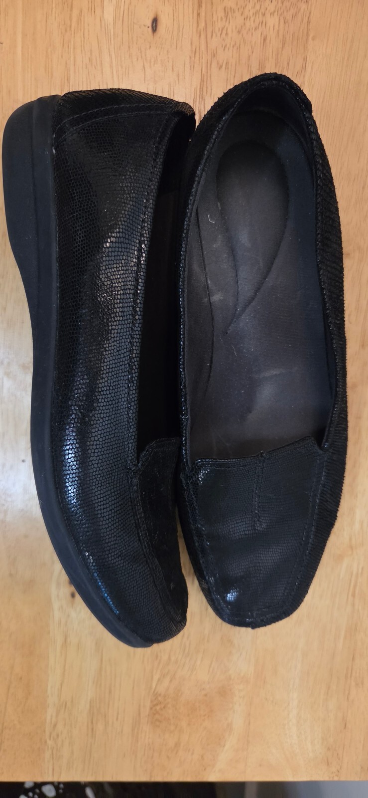 Clarks Black Textured Slip-On Loafers Women’s Size 9W