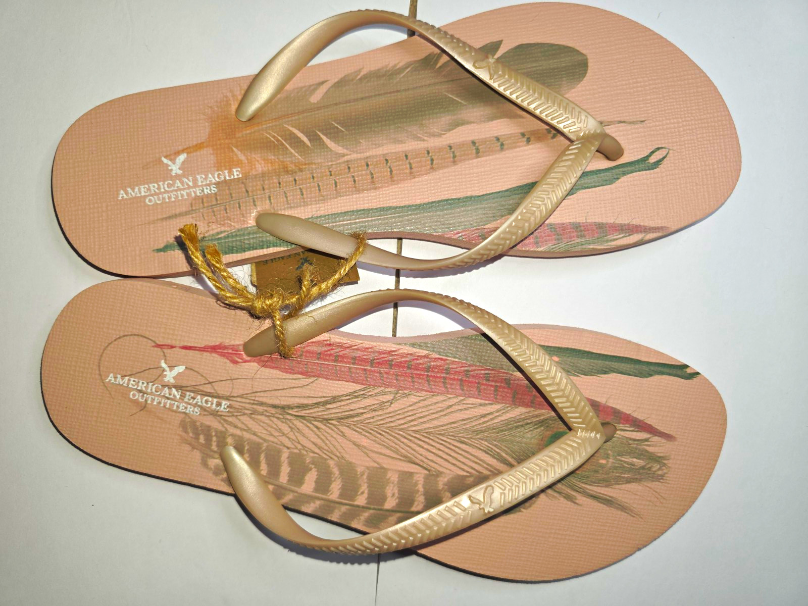 American Eagle Outfitters Pink Feather Print Logo Flip Flop Sandals Women’s US 8