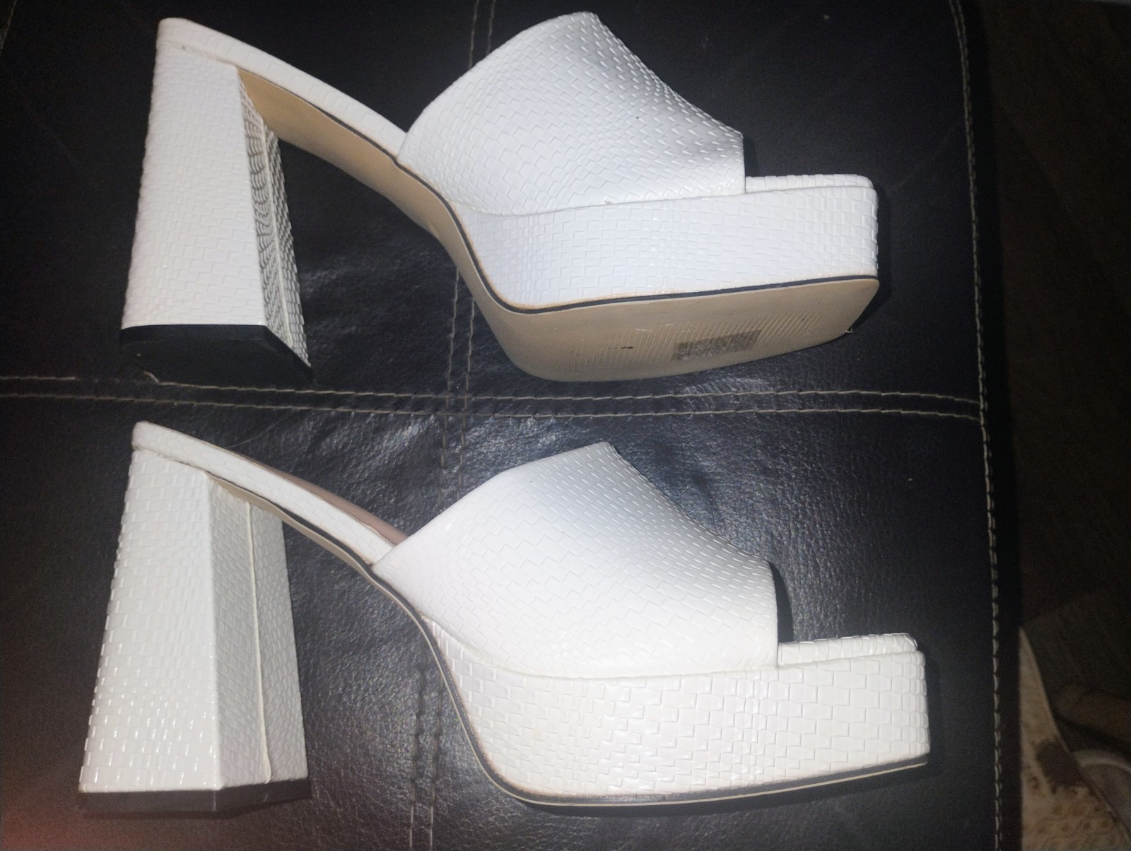 Womens Wht/Crocodile Embossed Pattern Leather Mules Gently Used Sz 9 US, Eur 40.