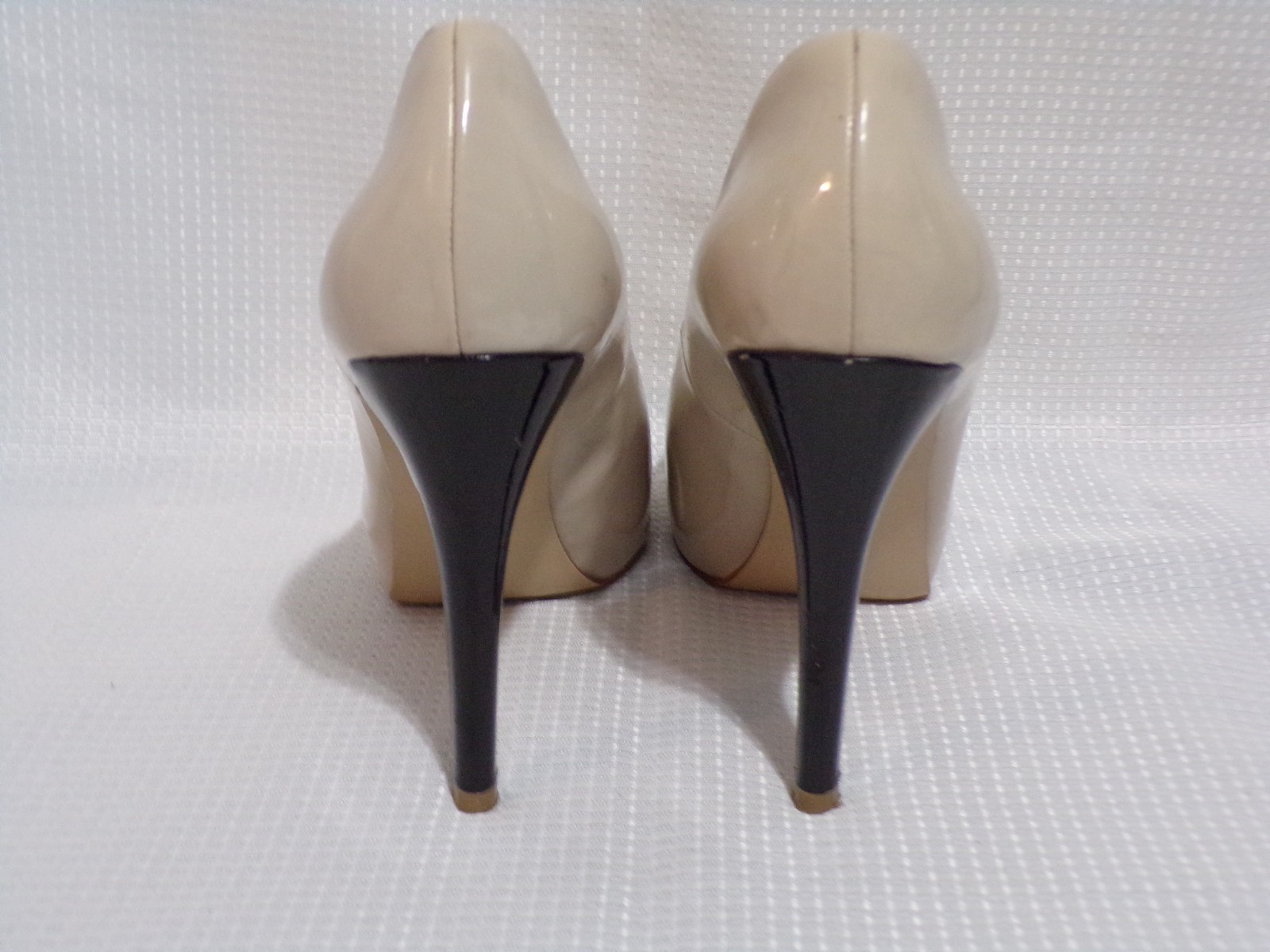 Guess Stilettos Nude Color w/Black Heel Size 8.5 Open Toe 5″ Heels