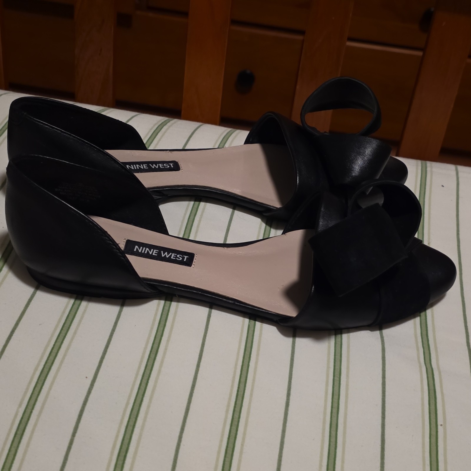 Nine West Women’s Black Leather Almond Toe Slip-On Bow Pump Heels Size 7