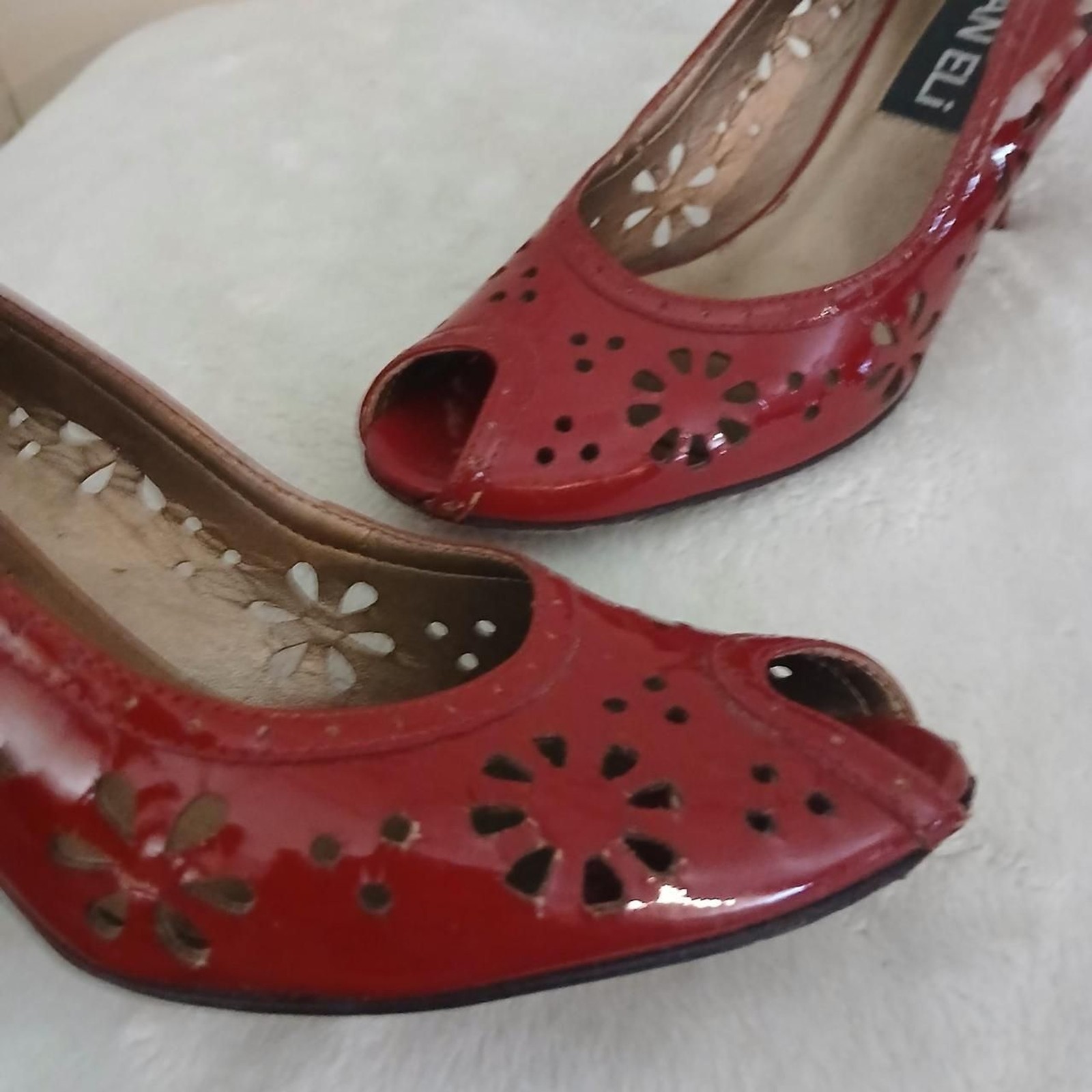 Y2K Vintage VANELi Red Patent Floral Laser Cut Peep Toe Heels 7 Rockabilly PinUp