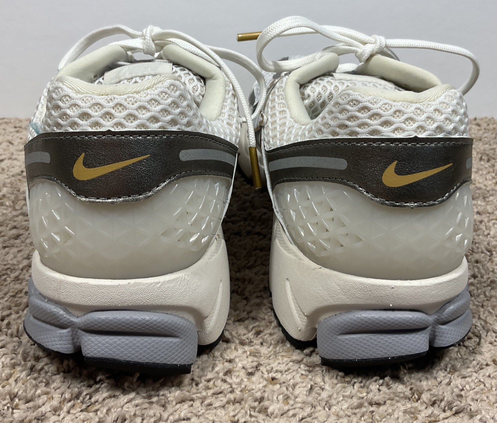 NIKE Zoom Vomero 5 Sneaker Mens 9 Womens 10.5 White/Gray/Gold HJ7247 099 NIB