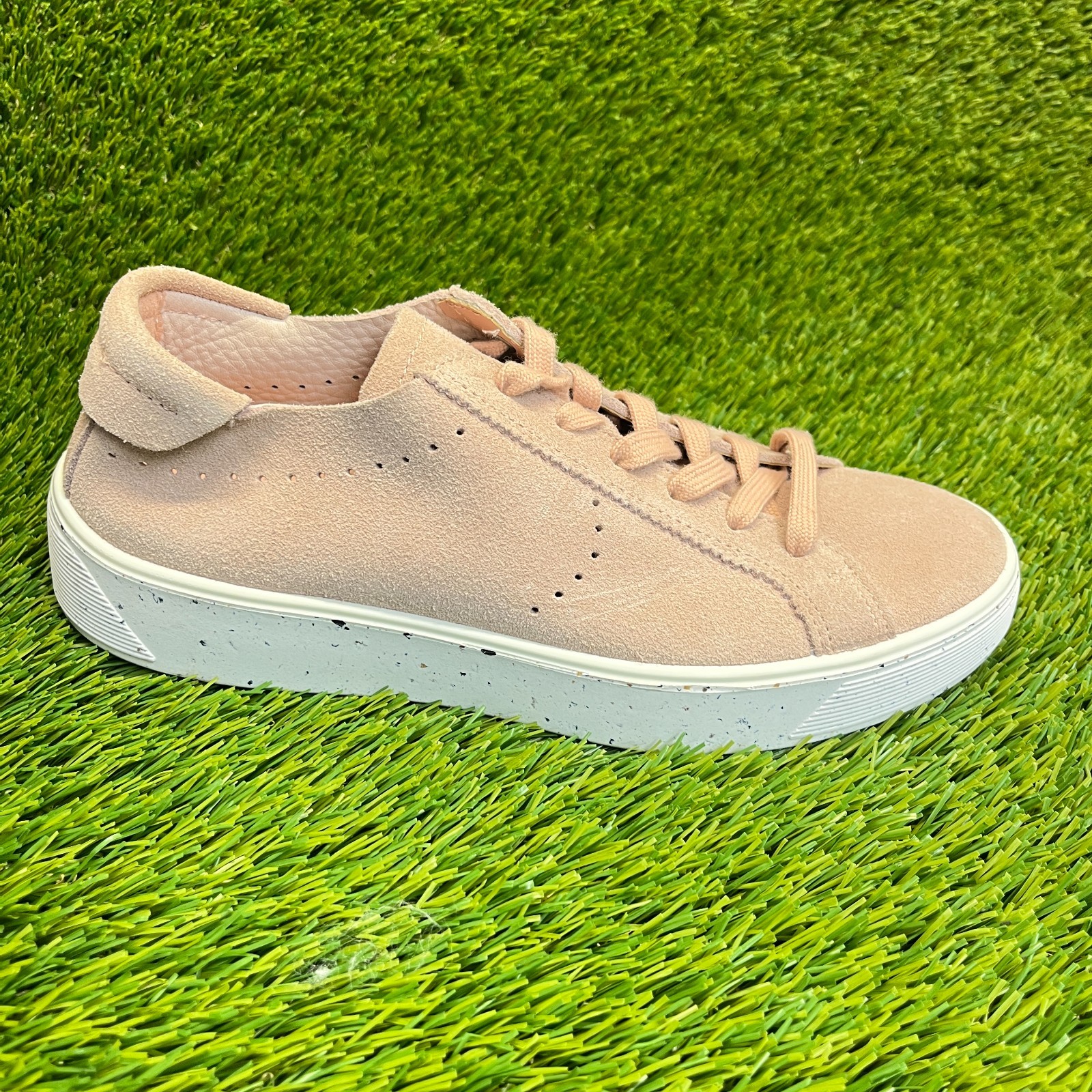 Ecco Street Tray Womens Size 7 Beige Casual Walking Suede Lace Up Shoes Sneakers
