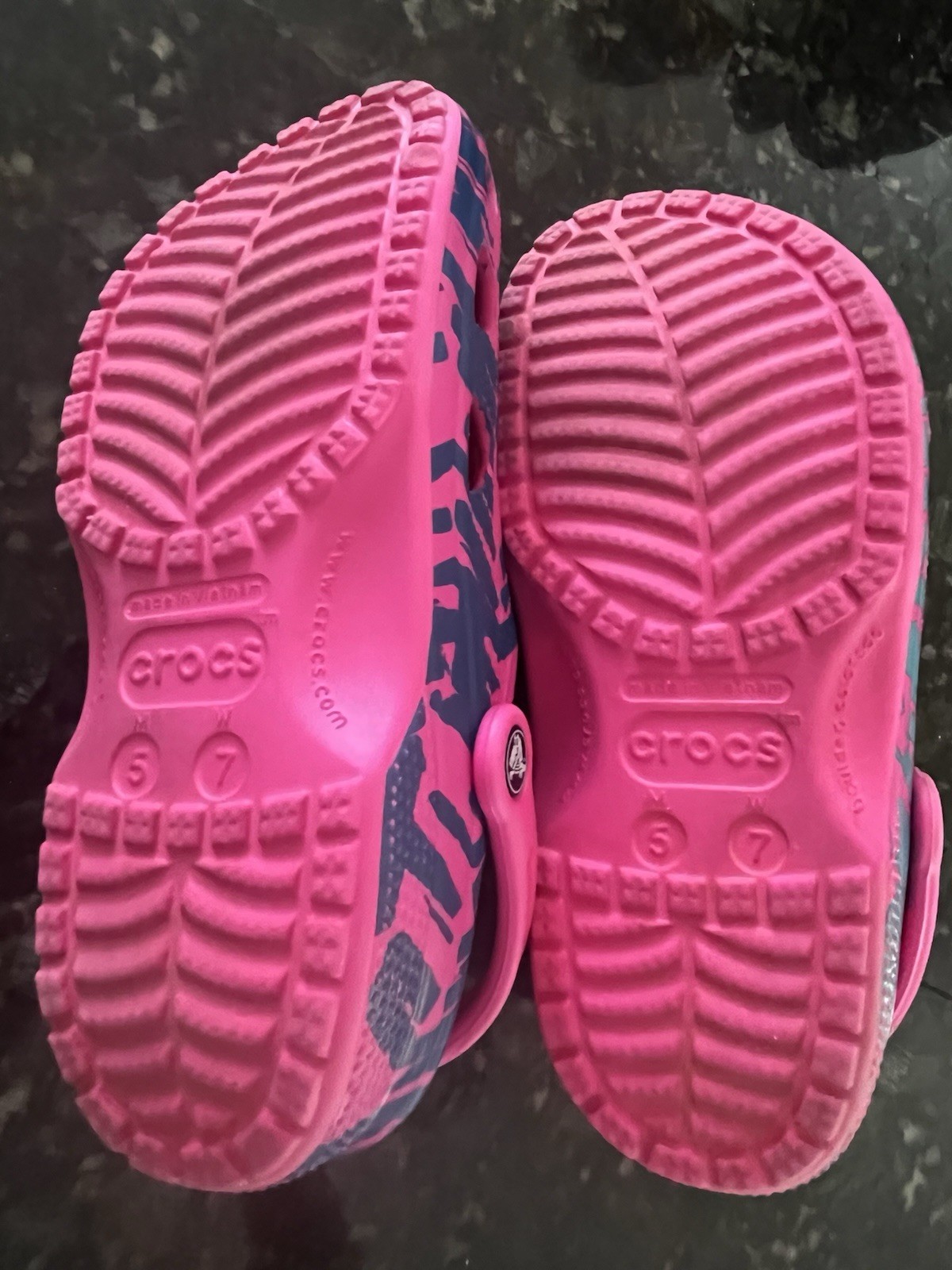 Crocs Classic Kids Clog Sandals Abstract Pink Blue Green Slip-On women Sz 7