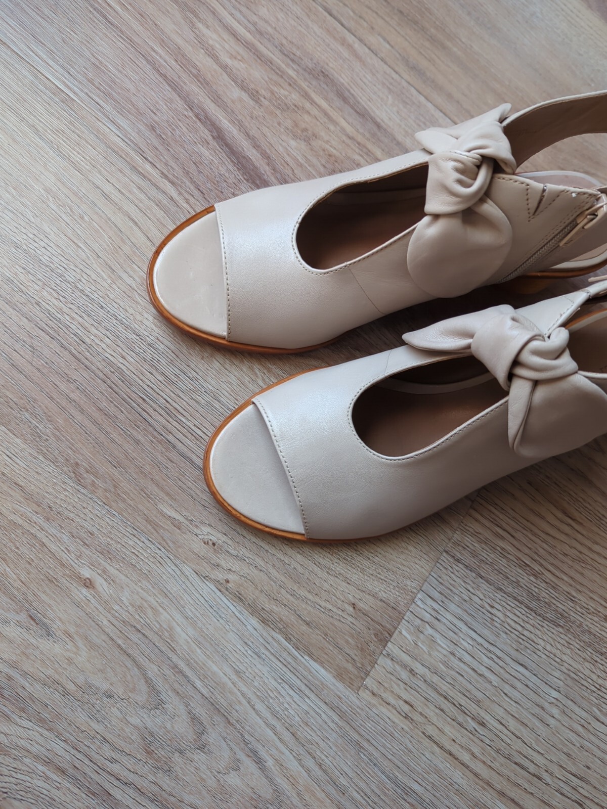 Bernardo Luna Lizzie Peep Toe Bow Sandal Womens 8 Pale Tan Beige Nude