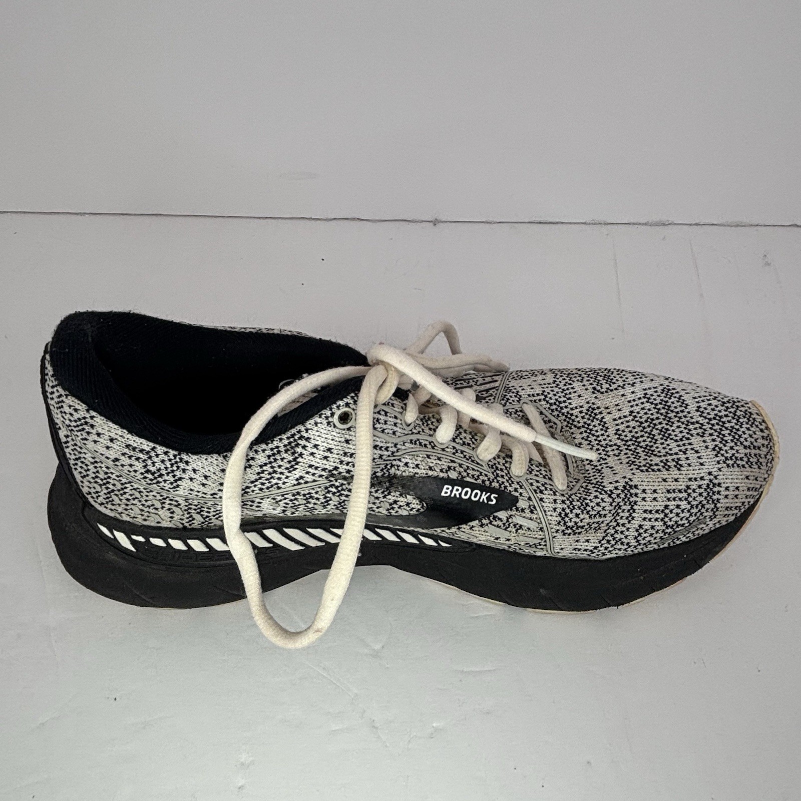 Brooks Adrenaline GTS 21 Womens 8 B Black White Running Shoes 1203291B135