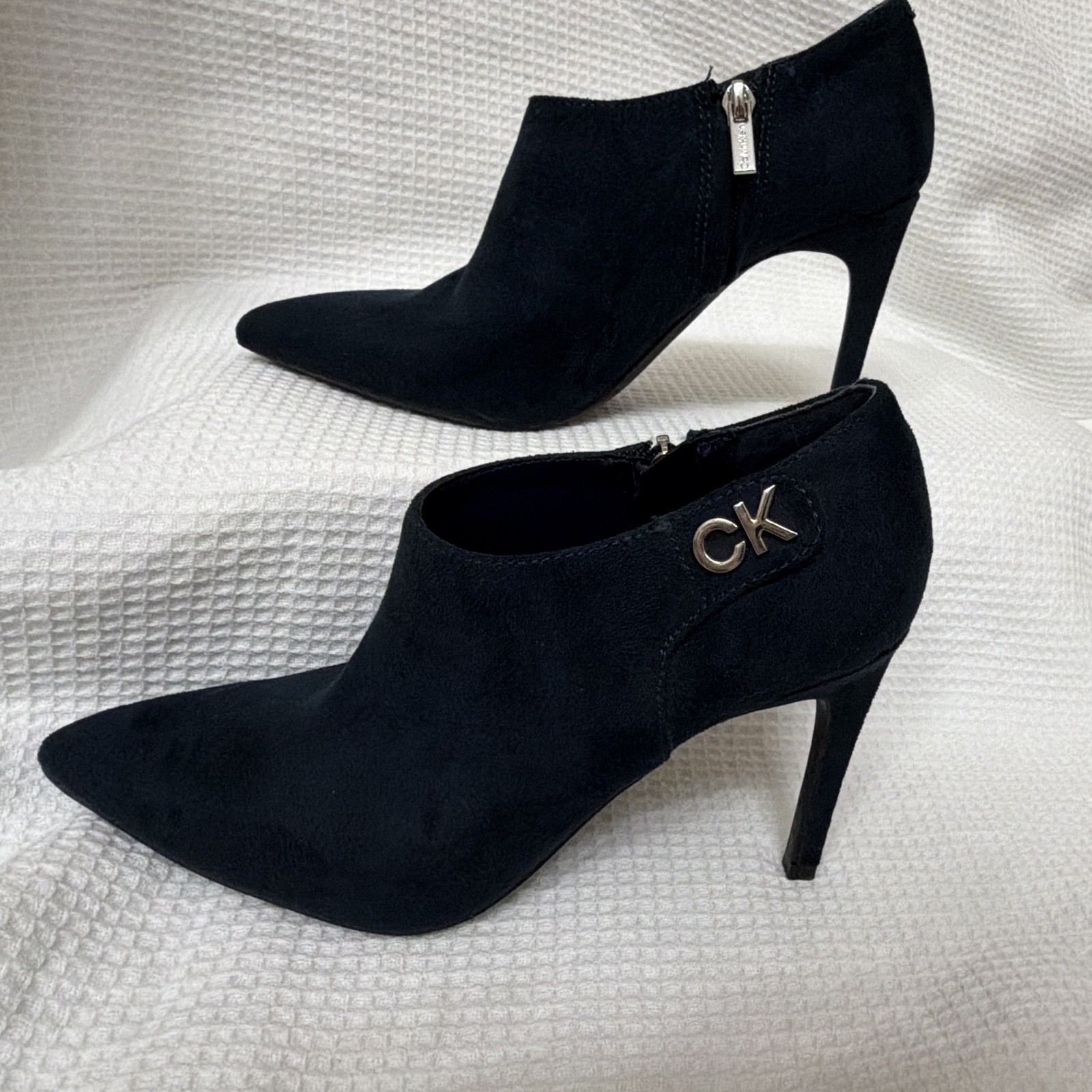 Calvin Klein Ankle Booties Women’s Size 7 M Blue Faux Suede Heels 4 in