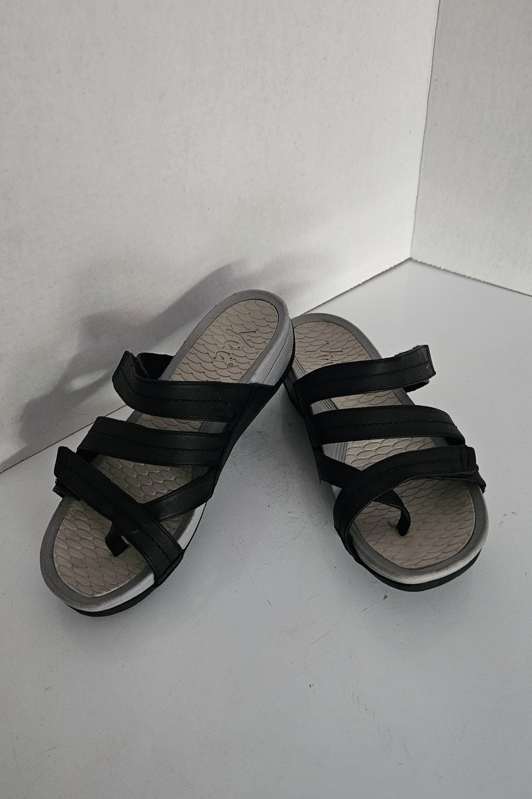 Yuu Sandals Slip On Black Synthetic Arch Support Women’s Size 7 Pre-owned
