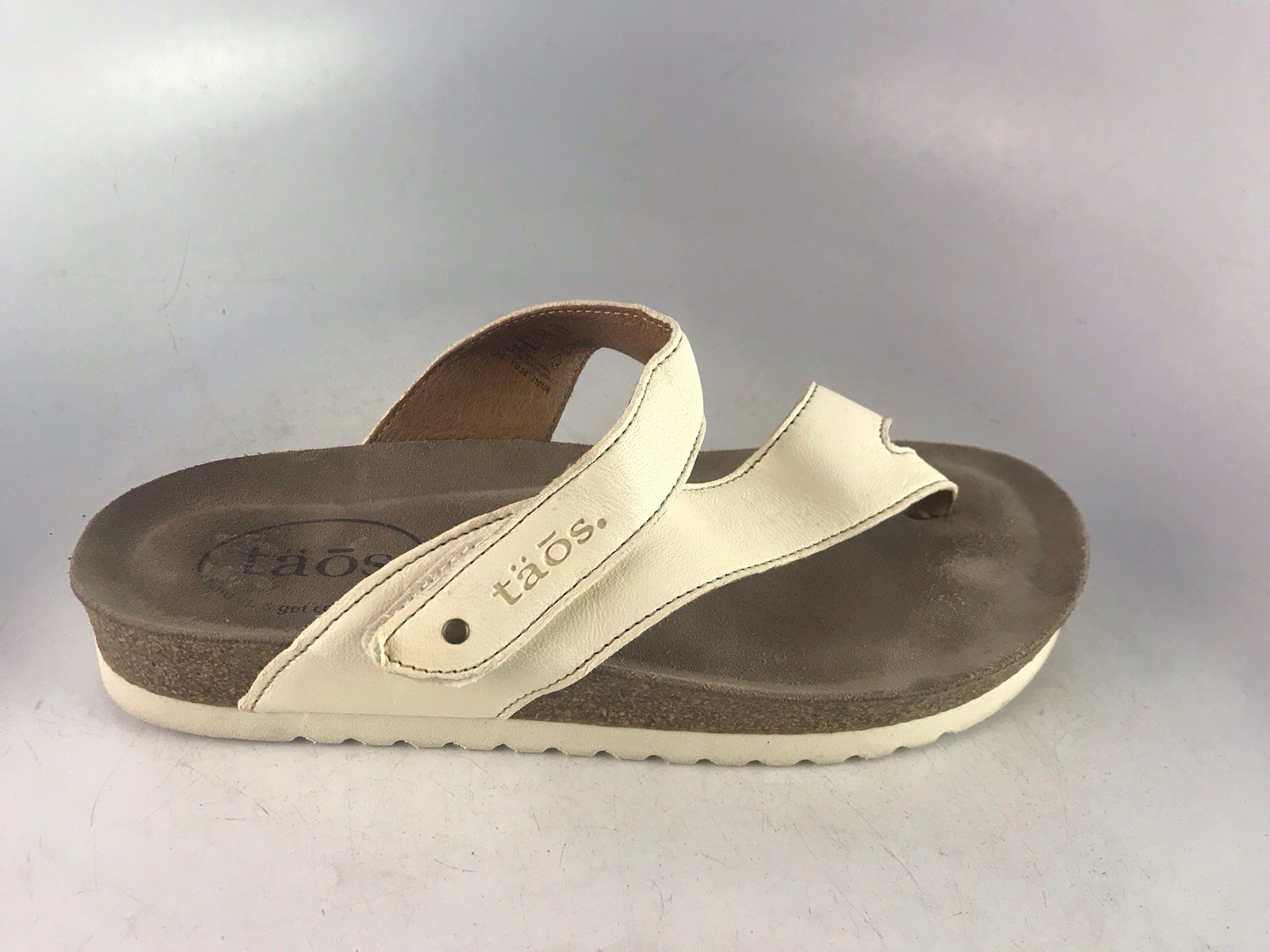 Taos Women’s Lola Thong Sandal Off White Leather Cork LATEX Footbed Sz 7-7.5 Us