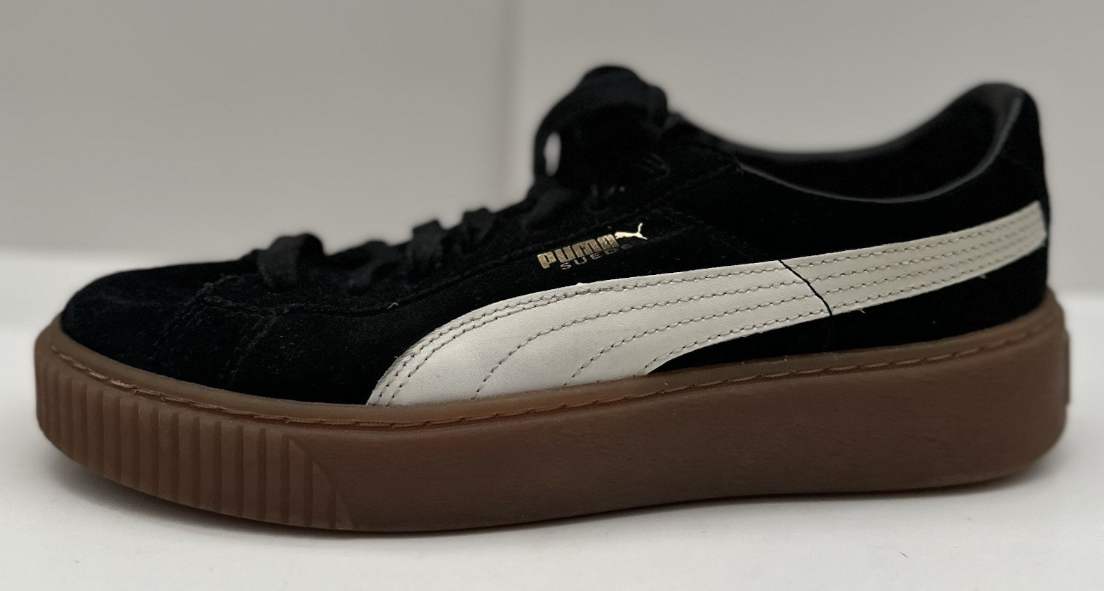 PUMA Suede Black/White Low Top Lace-Up Sneakers Gum Rubber Outsole Women’s