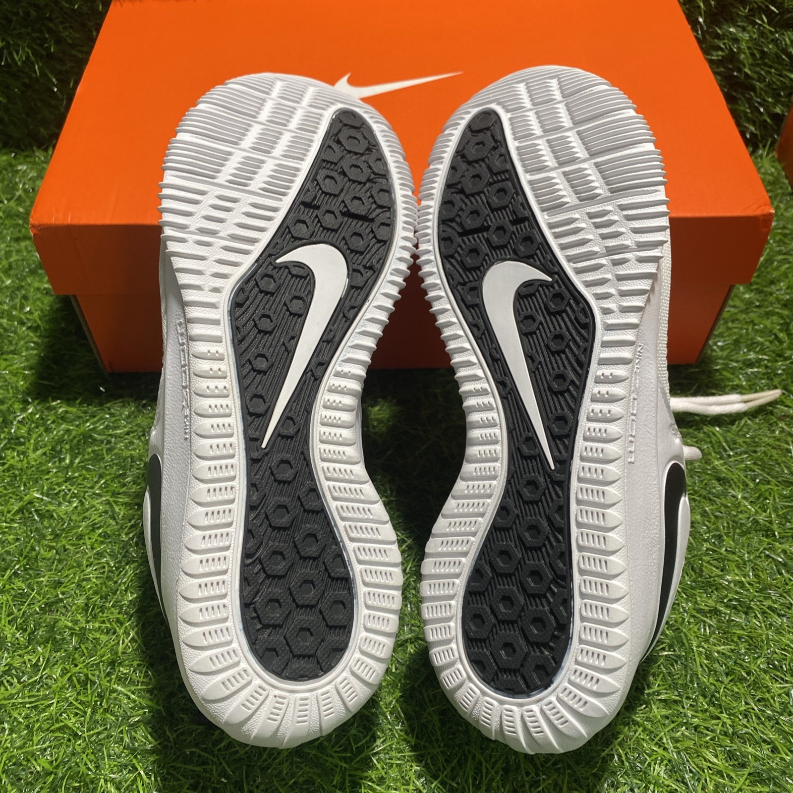 Nike Air Zoom Hyperace 2 White/Black Low Top Lace-Up Volleyball Sneaker AA0286