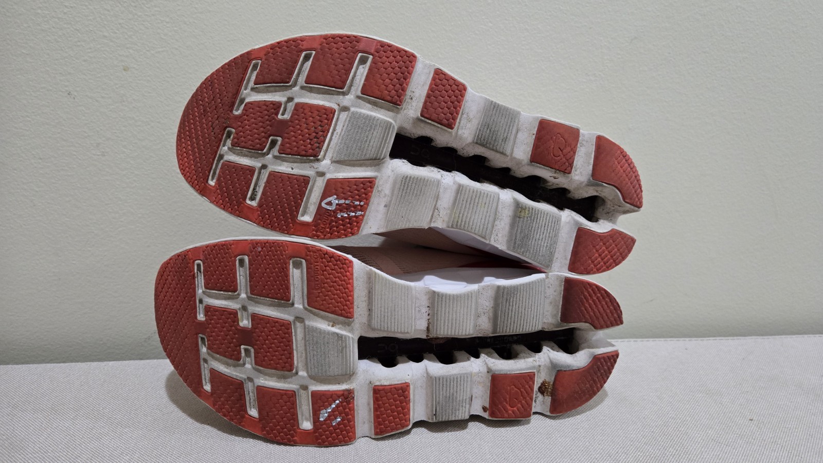On CLOUD Cloudstratus Running Shoes WOMENS SZ 8.5 VERY NICE!