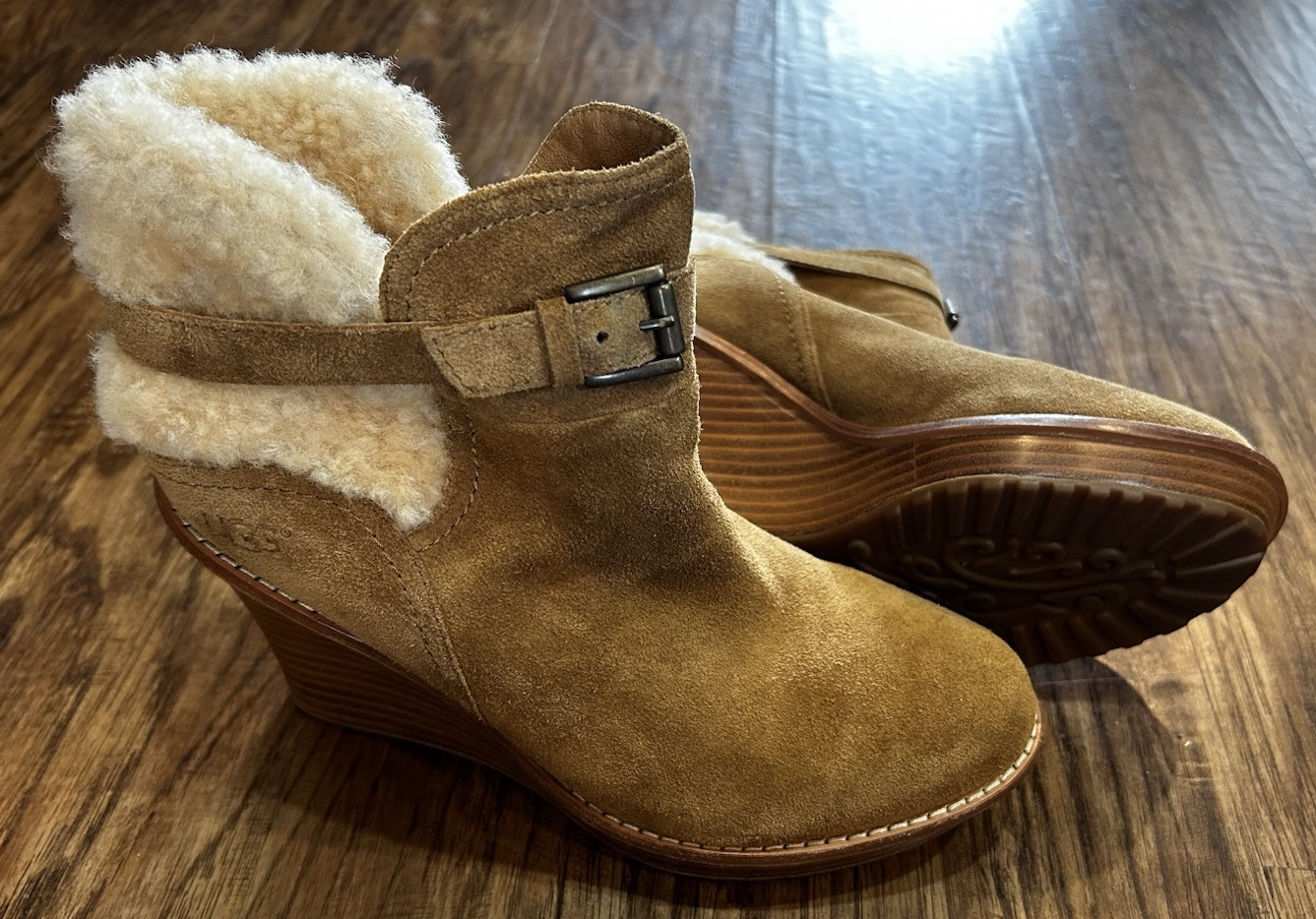 Ugg Anais sheepskin Ankle Boots Women’s 9 Wedge Booties Chestnut