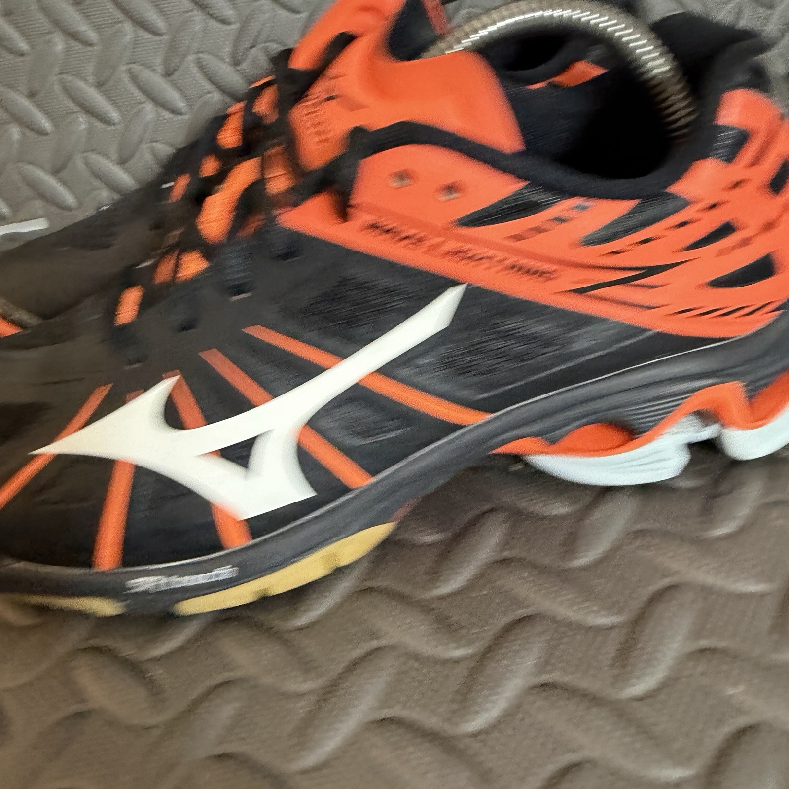 Mizuno Wave Lightning Z2 Orange/Black Volleyball Shoes Women Size 8.5 Excellent