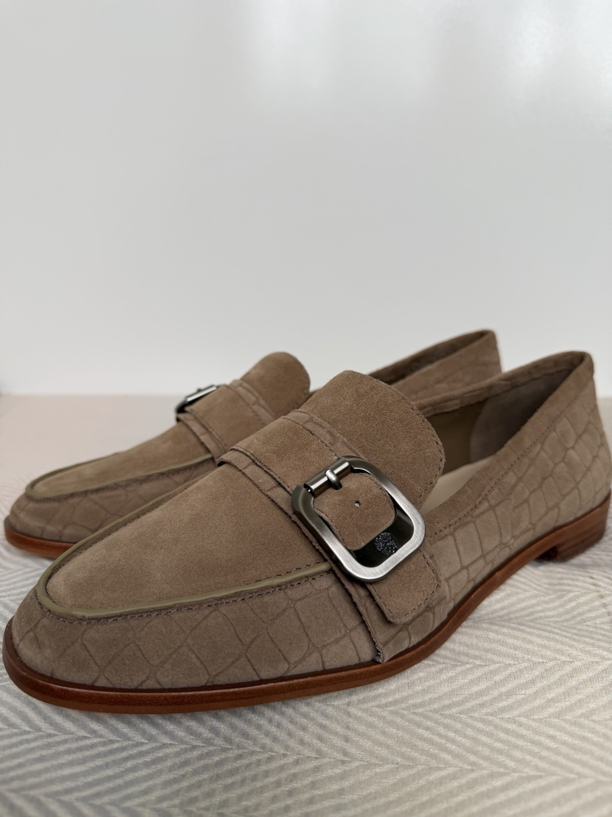 Vince Camuto VC-CENKANDA Taupe Crocodile Buckle Women’s Leather Loafers Size 11