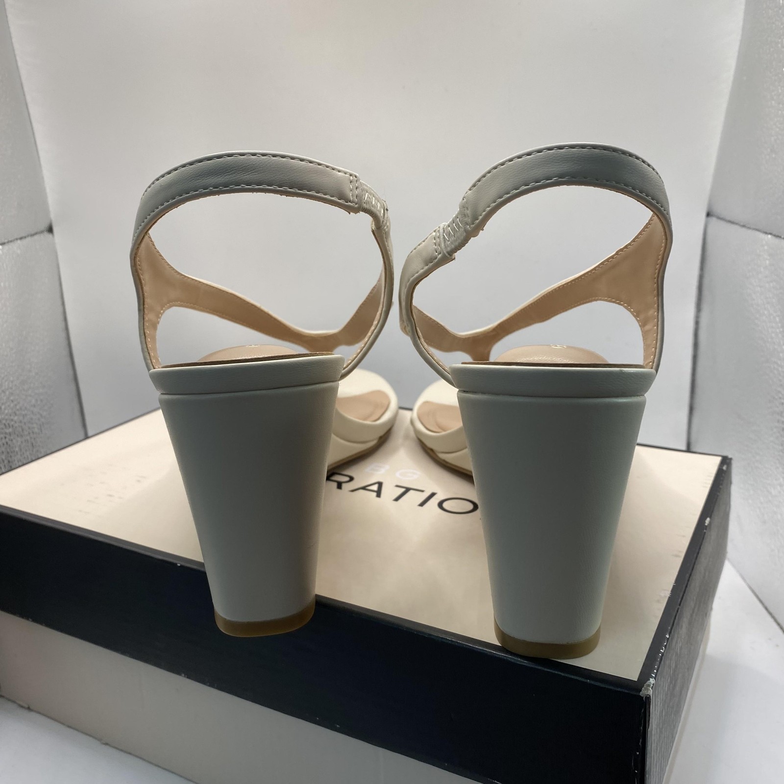 BCBGeneration Serenity Shoes Womens Size 10 Cream Thong Wedge Sandals Comfort