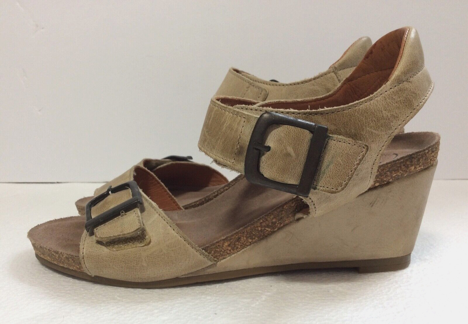 Taos Comfort Wedge Light Brown Buckle Look Adhesive Fastener Leather Sandals 6.5