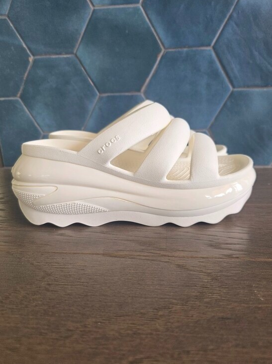 CROCS Mega Crush Ivory Triple Strap Platform Sandals BRAND NEW Size 9