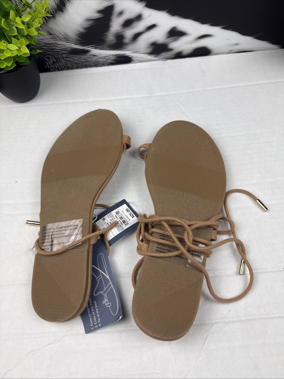 Universal Thread Women’s Strappy Lace-Up Toe-Loop Flat Sandals NWT Tan Sz 7.5
