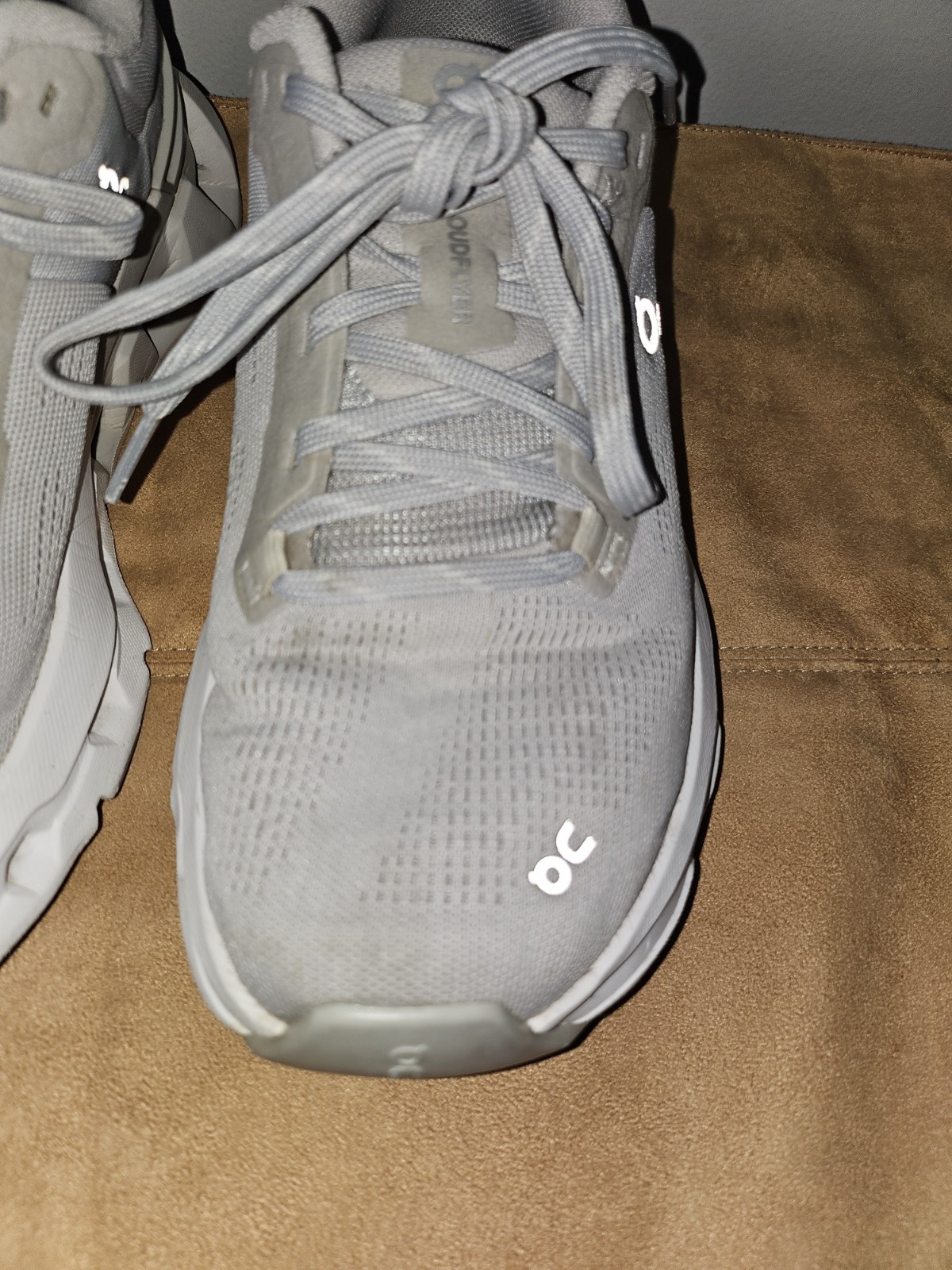 ON Cloud Cloudflyer 5 Glacier/Wolf Shoes Sneakers Size 8 Women White Gray