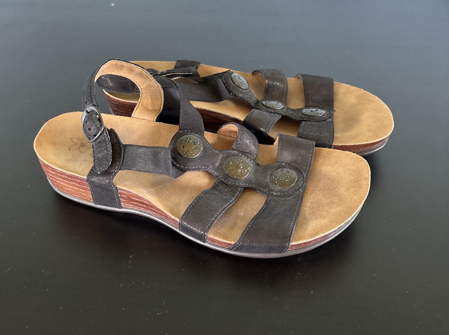 SAS Clover T-Strap Sandal Space Nero Black Metallic Metal Accent Womens SZ 8 M