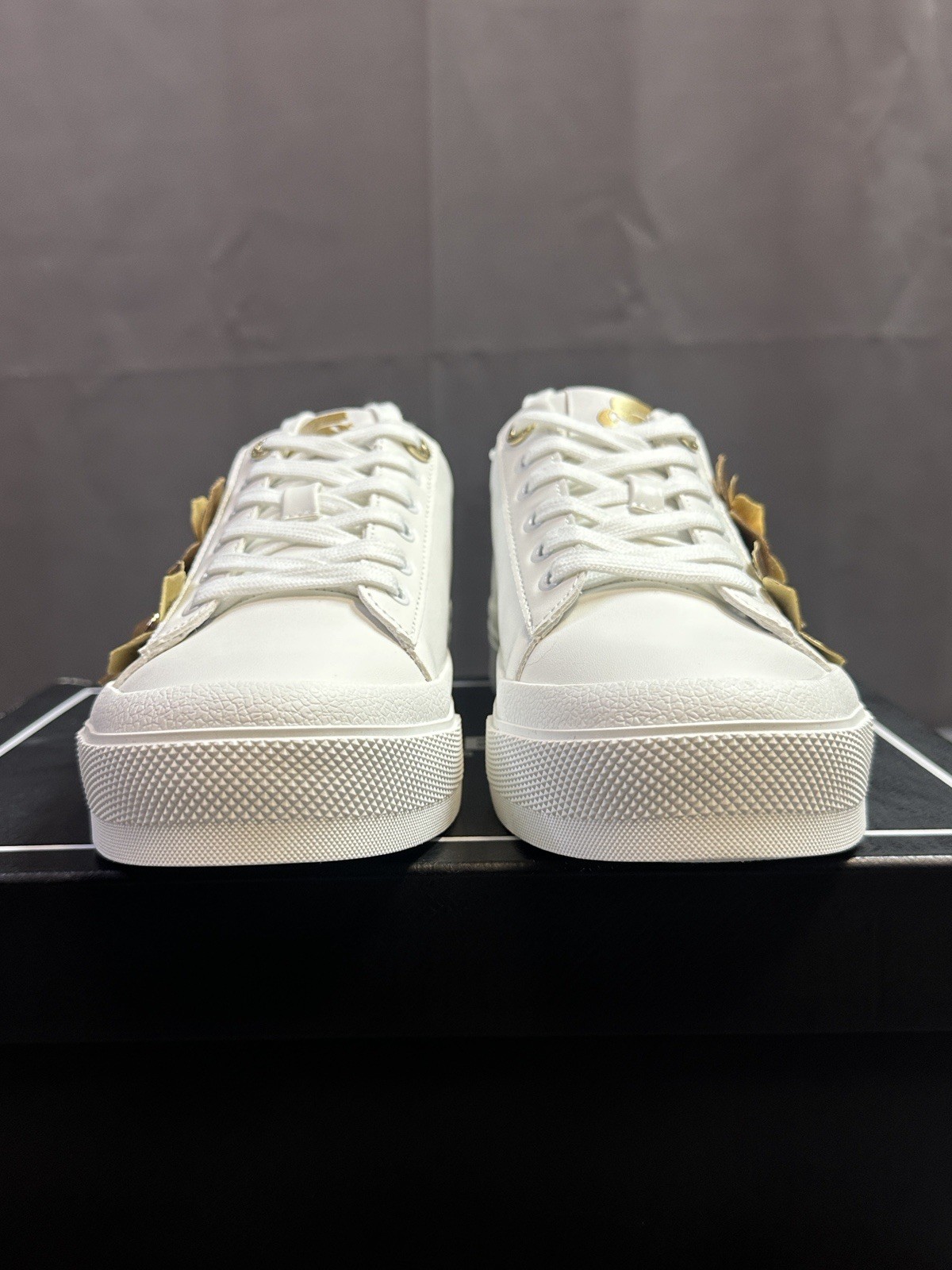 New Karl Lagerfeld Paris Women’s Gael Flower Sneakers – Bright White/Gold – US 7
