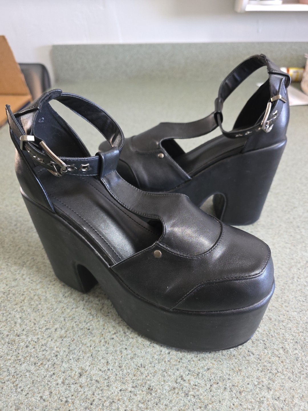 Chunky Heel Platform Eyelet T-Strap Sandal, Black.