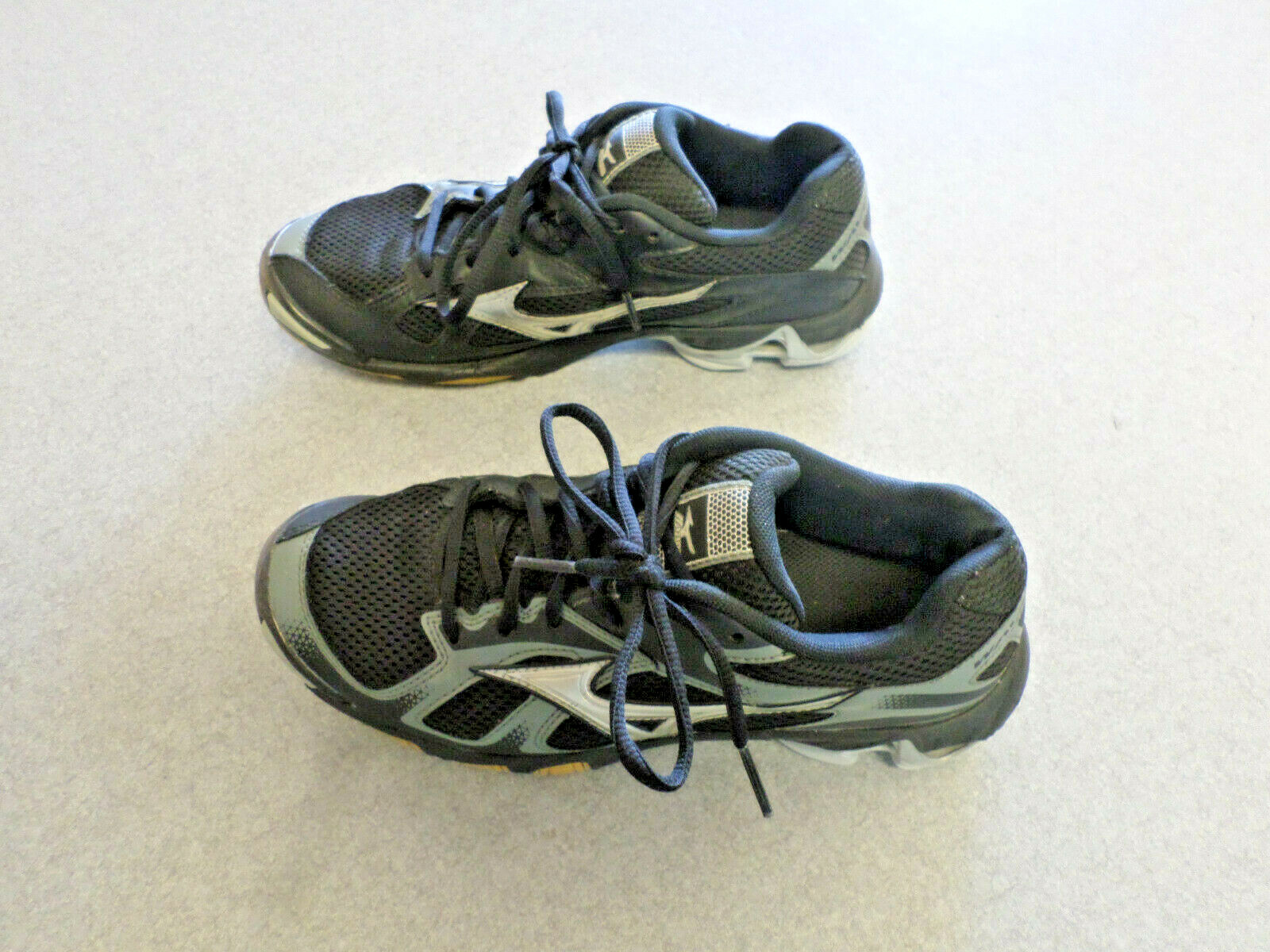 Mizuno «Wave Bolt 5» Black and Gray Volleyball Shoes. Women’s 7.5