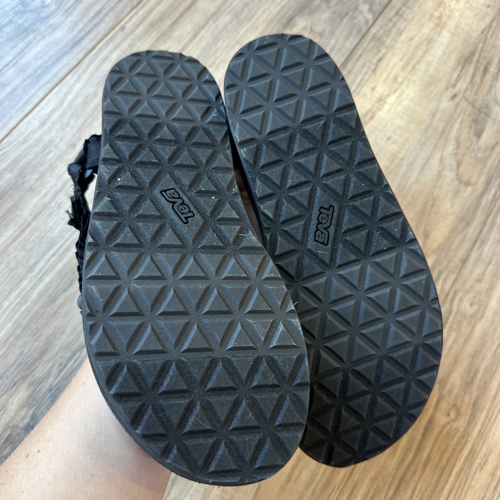 Teva Midform Universal Adorn Ruffle black sandals Women’s Size 9 EUC rare HTF