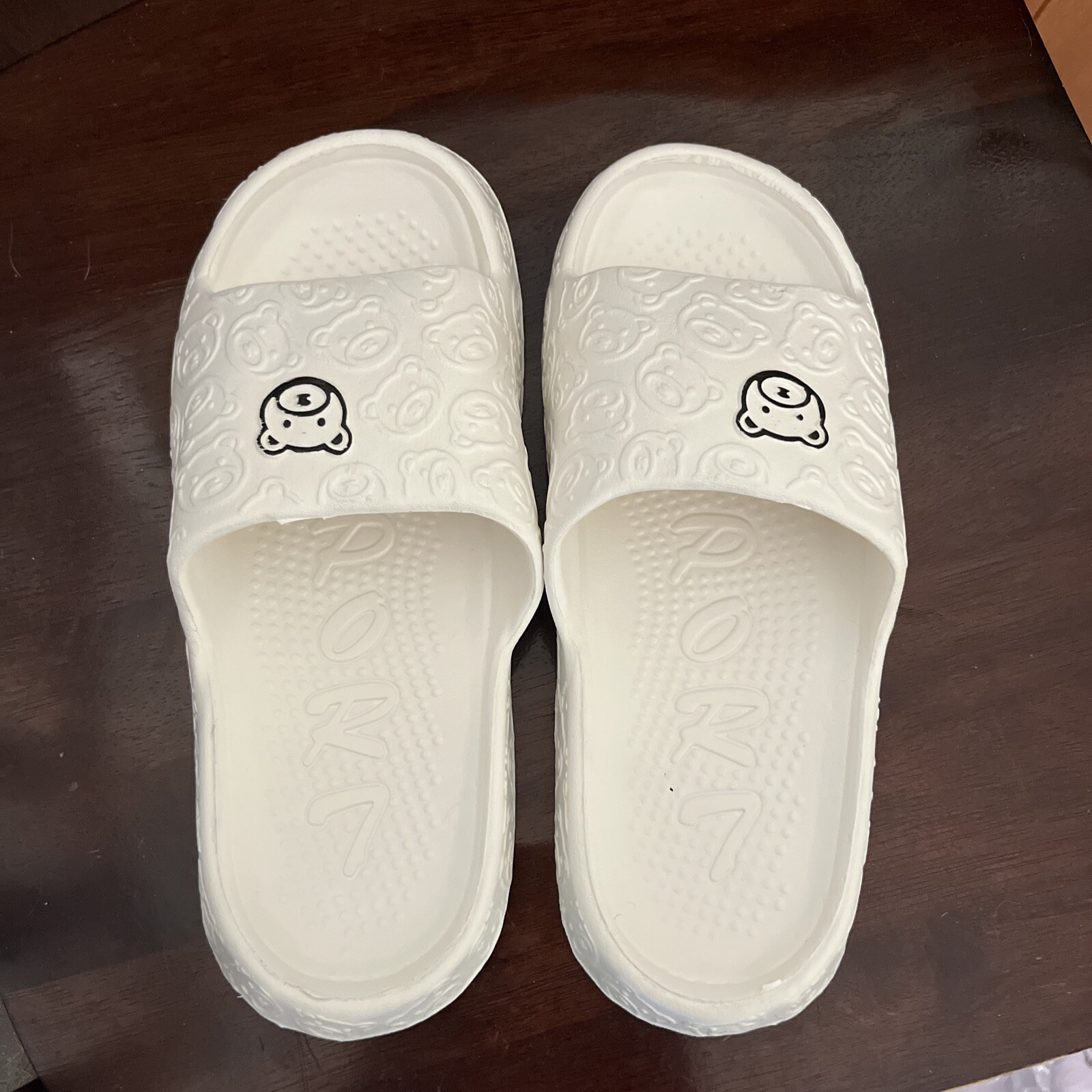 NEW CUTE BEAR PILLOW SLIDES WHITE SZ 9-10 GARDEN BATHROOM SHOES NIB USA
