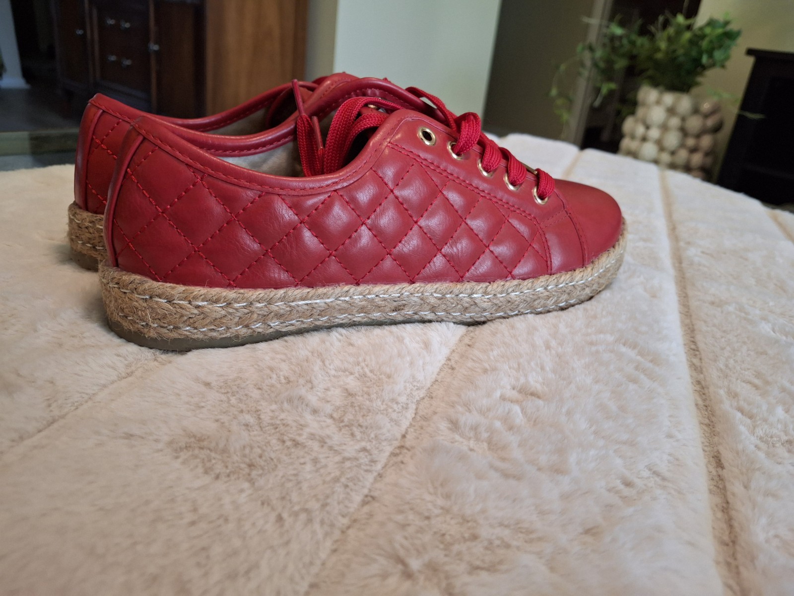 Menina ‘Stella’ Red Quilted Lace Up Low Top Solid Shoes Women’s Size 6