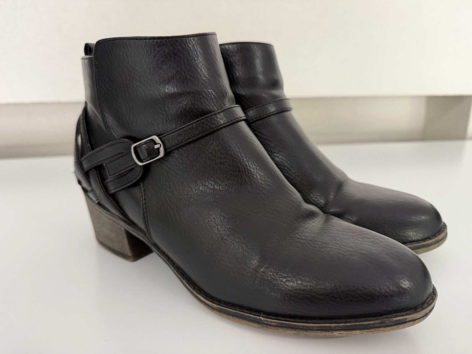White Mountain Yancy Black Buckle Ankle Bootie Women’s Size 8 Man Made Upper