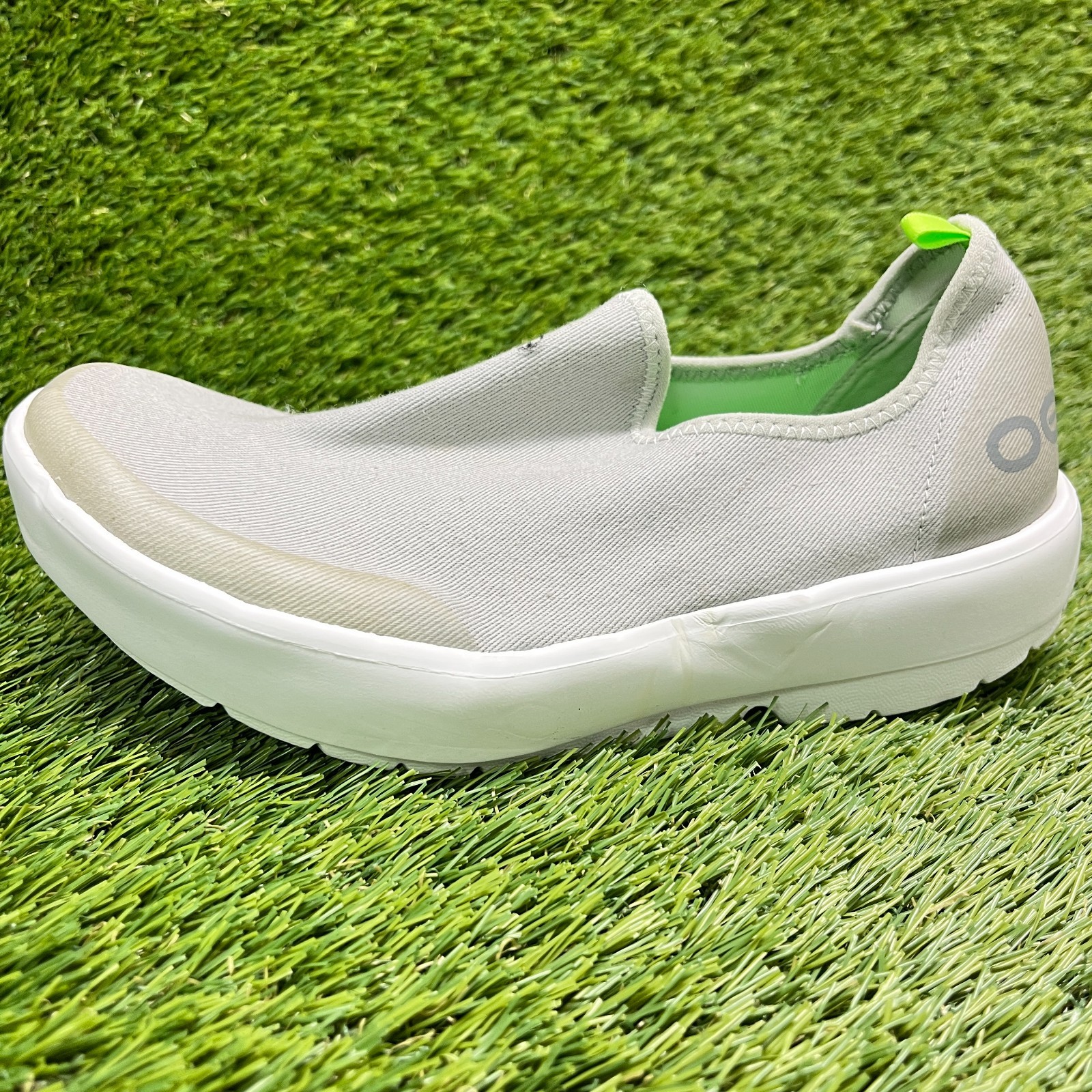 OOFOS OOmg eeZee Low Womens Size 7.5 Gray White Casual Slip On Recovery Shoes