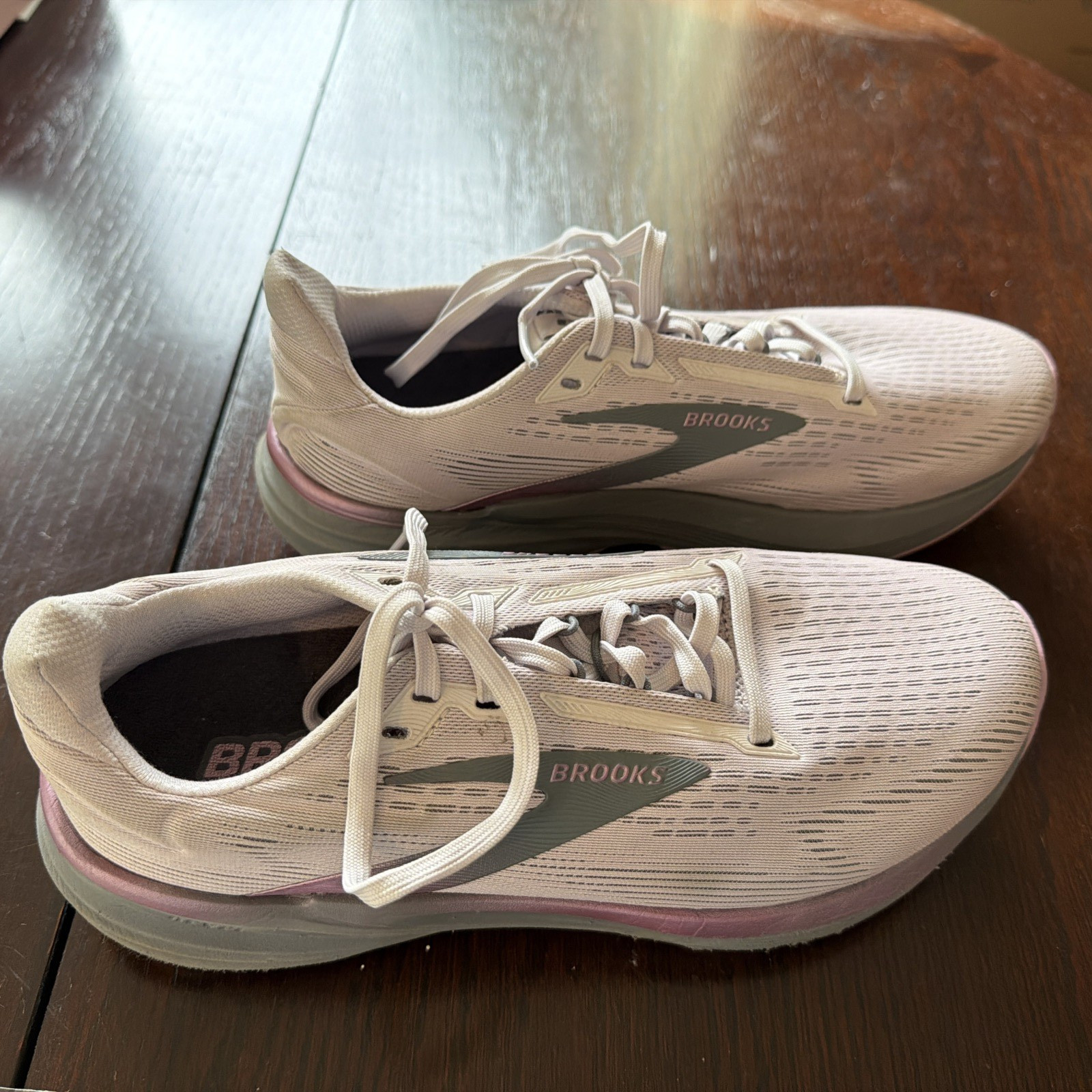 Brooks Revel 8 Women’s Size 9.5 B Running Shoes White Mauve Pink Sneakers EUC
