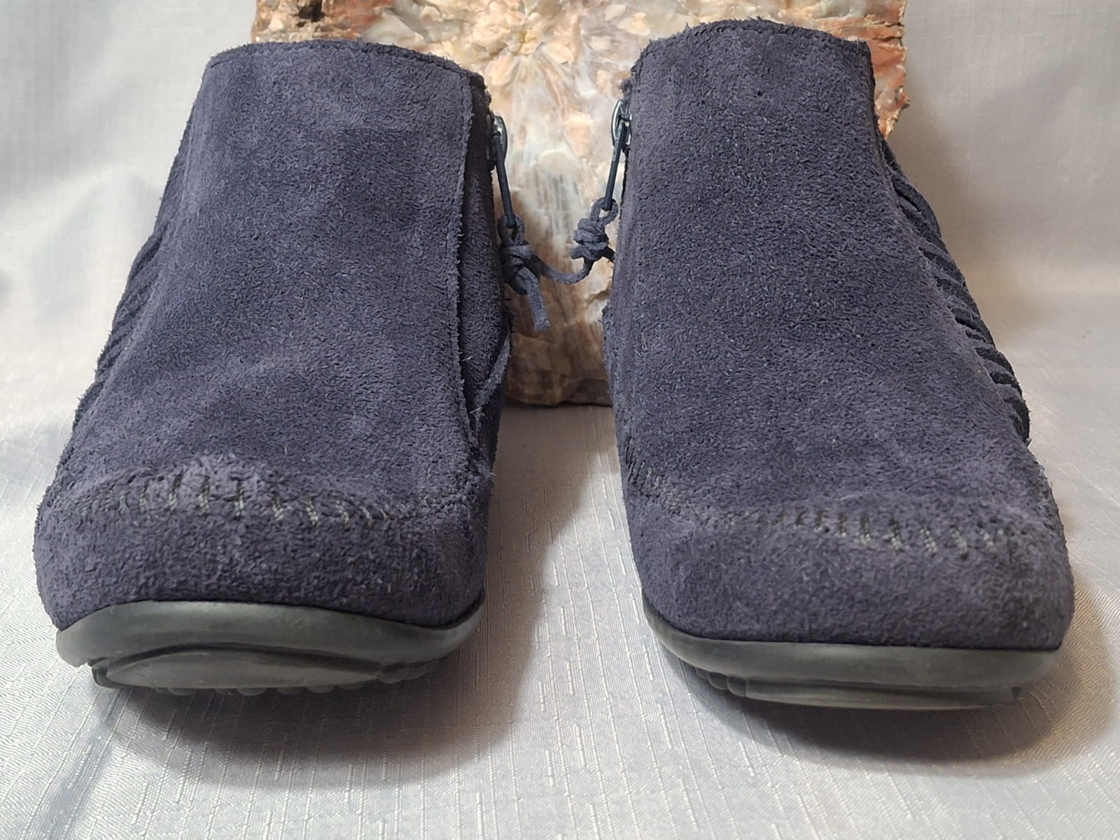 EUC MINNETONKA 659S Mocassin LACY Size 7.5 Navy Suede Zip Fringe Ankle Booties