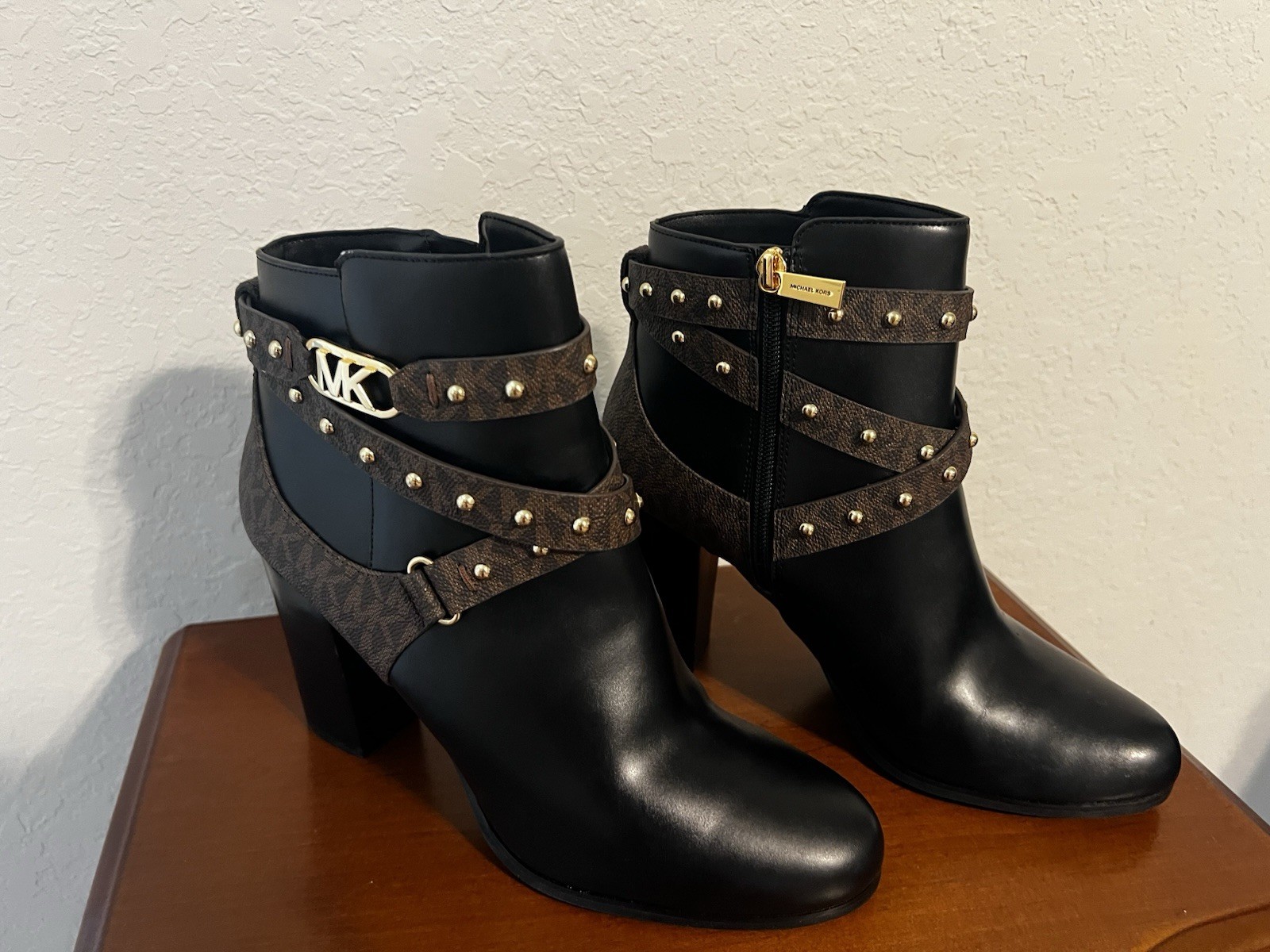 Michael Kors Women’s Ankle Bootie Black Brown Logo Studded Zip Leather US 10