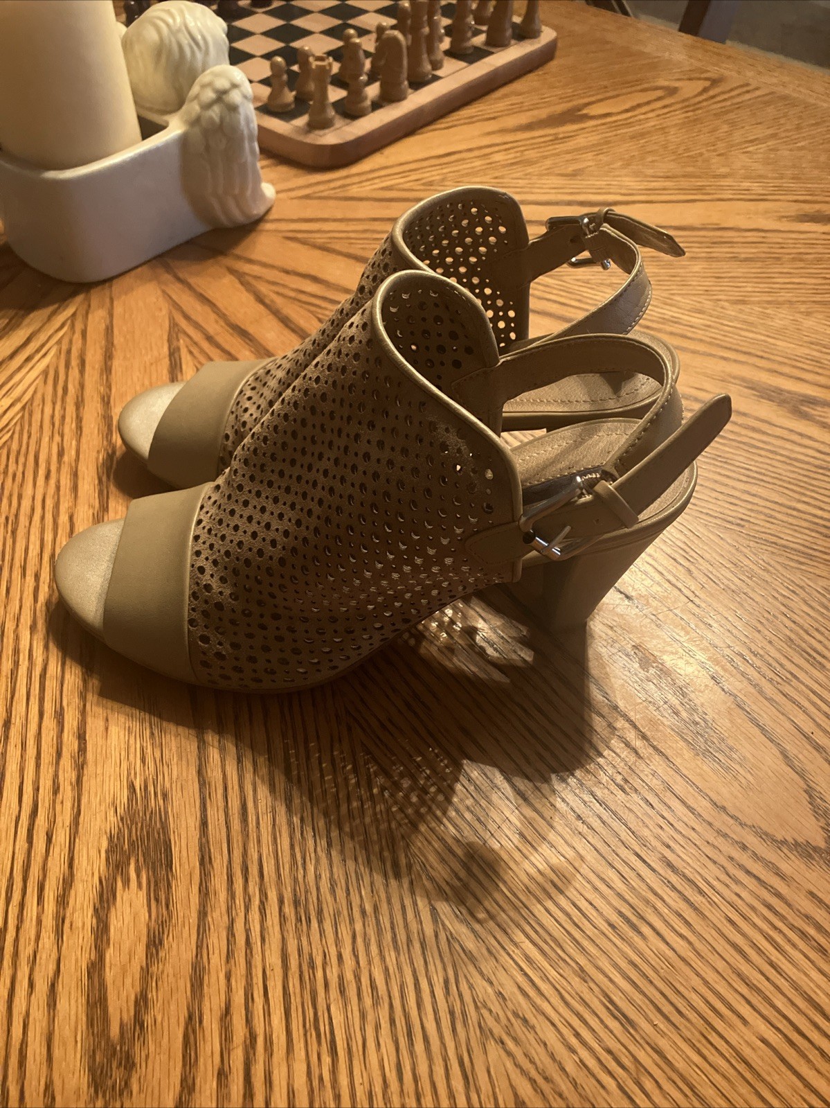 Tahari Tan Sandals Women’s 7M