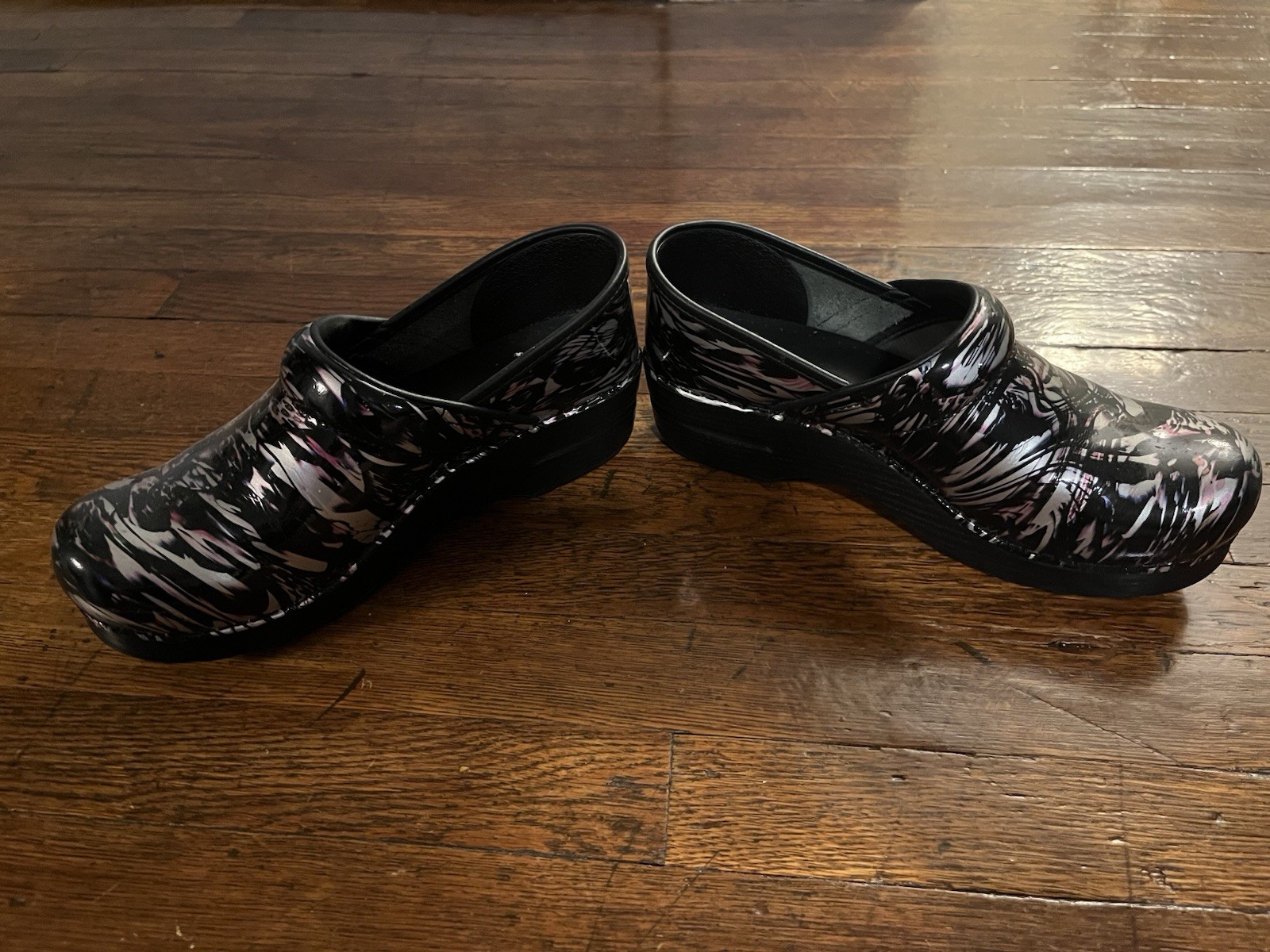 Dansko Professional Women’s Slip-On Patent Leather Abstract Clogs US 8.5-9