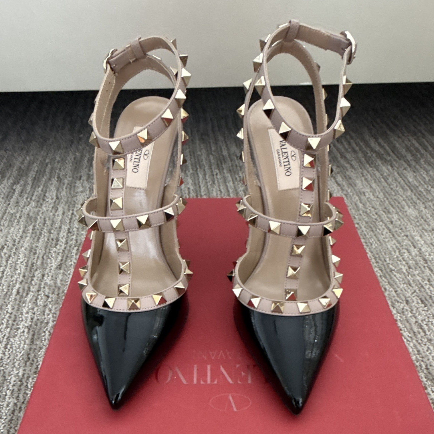Valentino Garavani Rockstud Strappy Pointed Toe Ankle Strap Pumps 7 Black/Beige