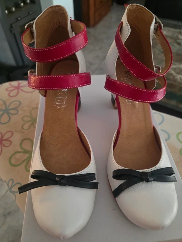unusual Tiggers pumps size 38, white, red and blue, new with box