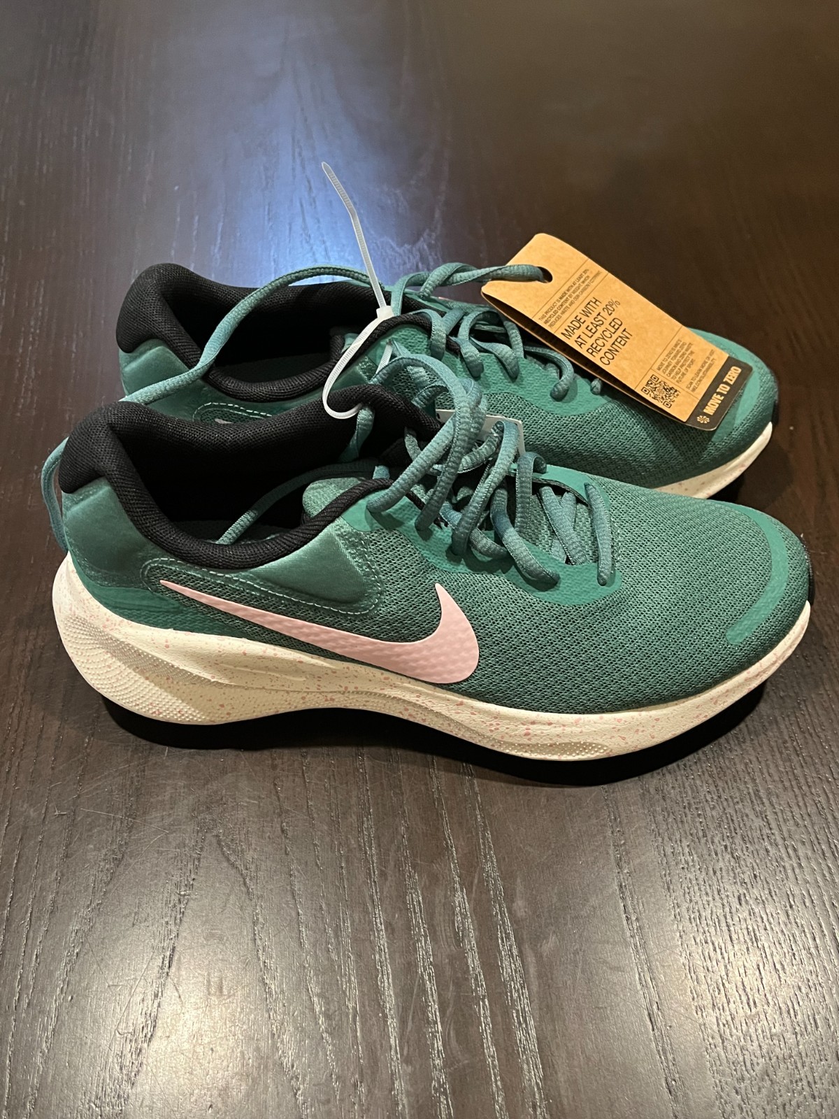 Nike Revolution 7 Running Shoes Women’s Size 8 green pink FB2208-301 NWT