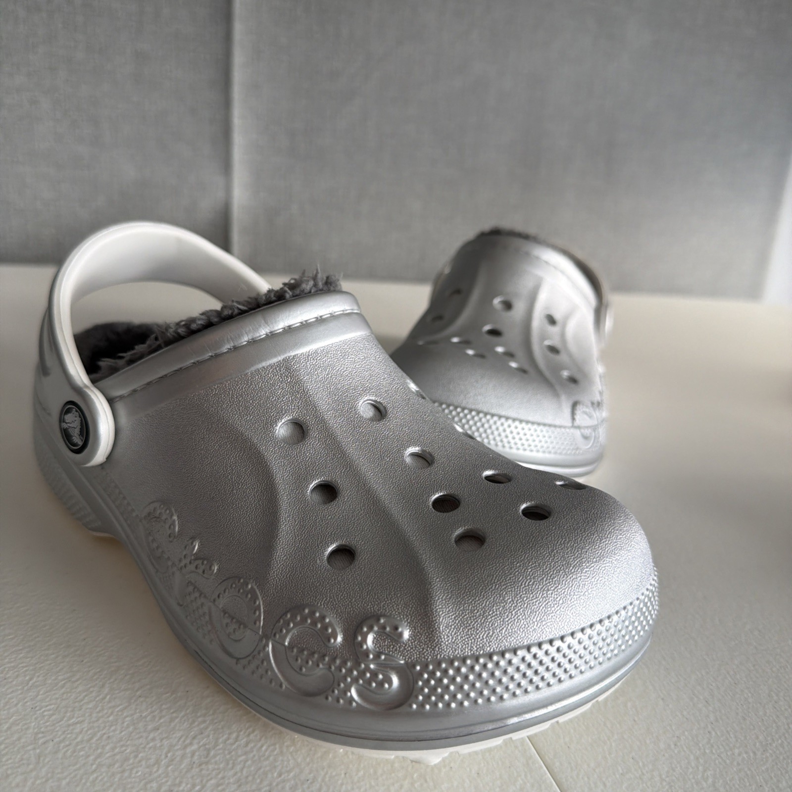 Crocs Women’s Size 6.0 Baya Classic Clog Faux Fur Lined Silver Slip On