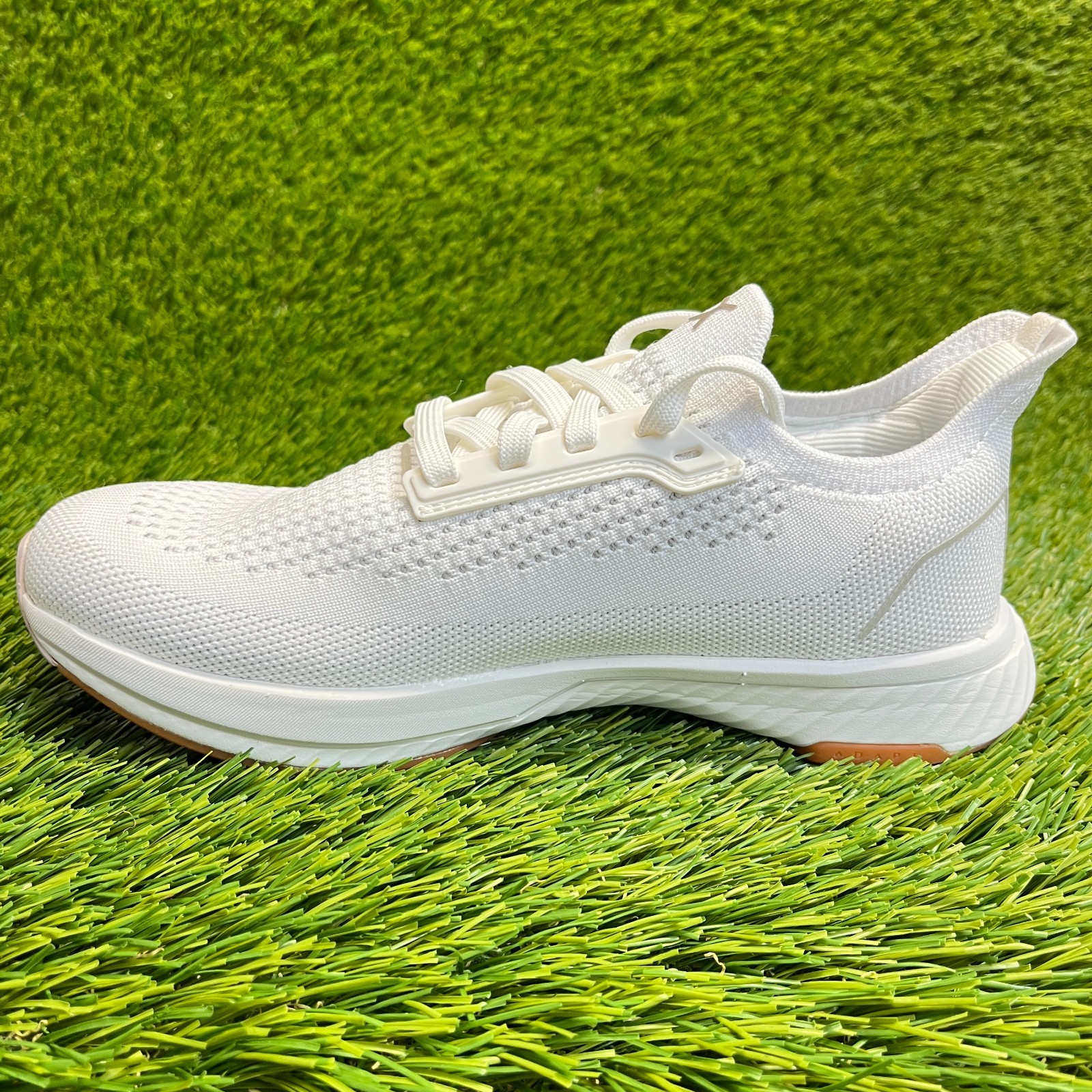 Flux Adapt Runner White Gum Womens Size 6 Running Athletic Walking Knit Shoes