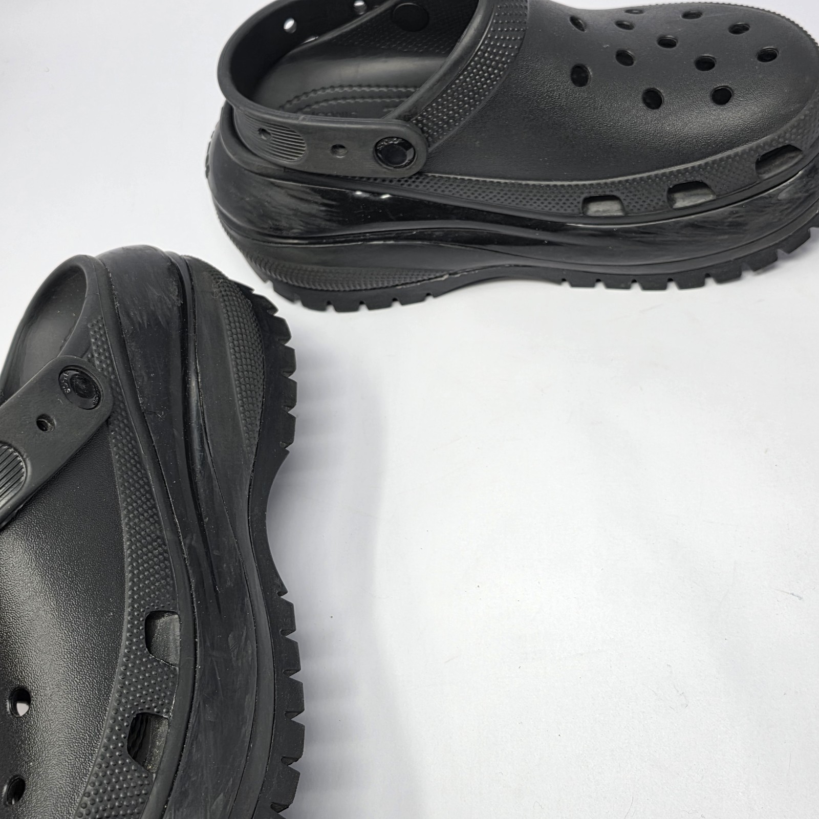 Crocs Mega Crush Clogs Womens 7 Black Classic Slip On Chunky Platform Sandals
