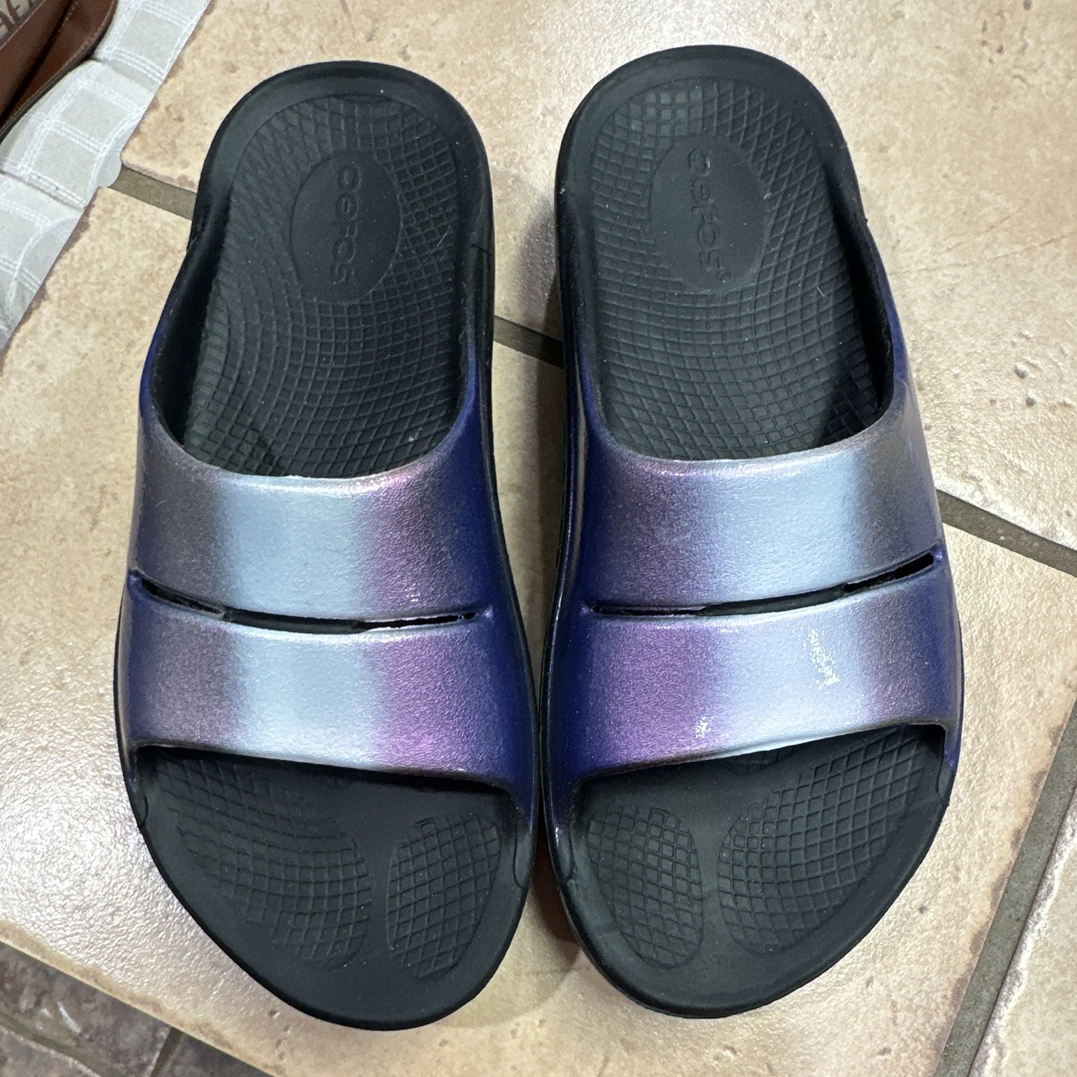 OOFOS Women’s Slide Sandals Slip-On Open Toe Purple/Black Glitter Logo Sz 6