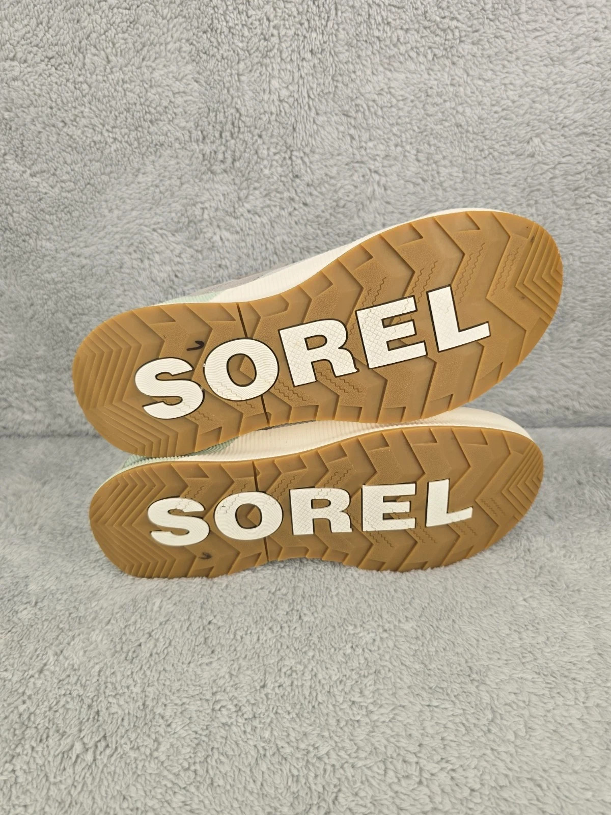 Sorel Women’s Out n About III Waterproof Mid Sneaker In Grey Size 10 GUC.