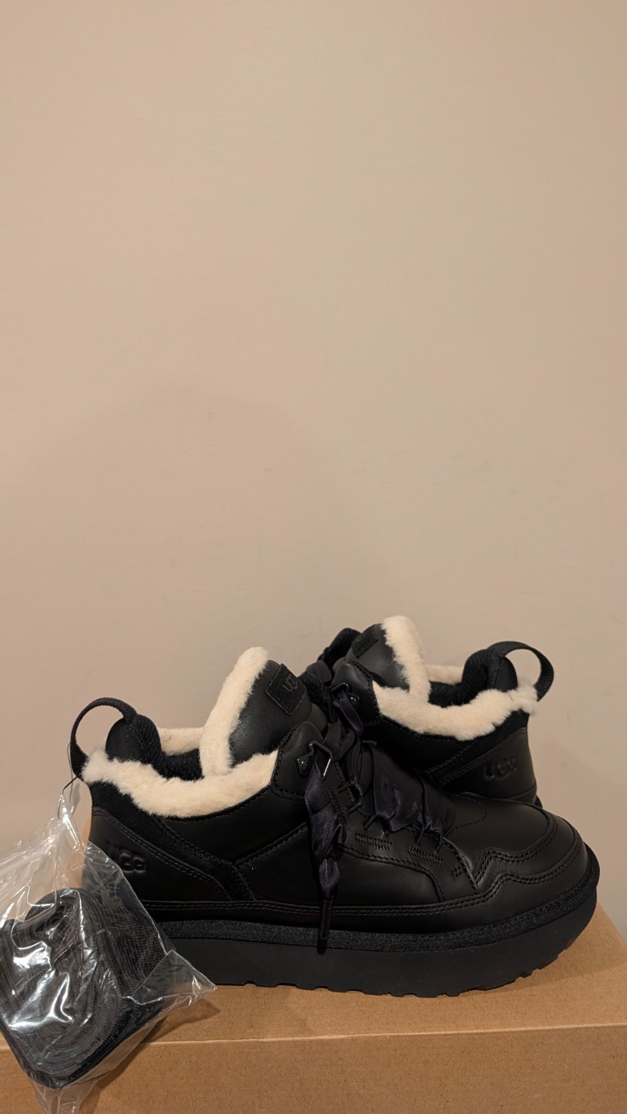 Ugg Australia Women’s Lowmel Leather Sneaker Size 10 NIB