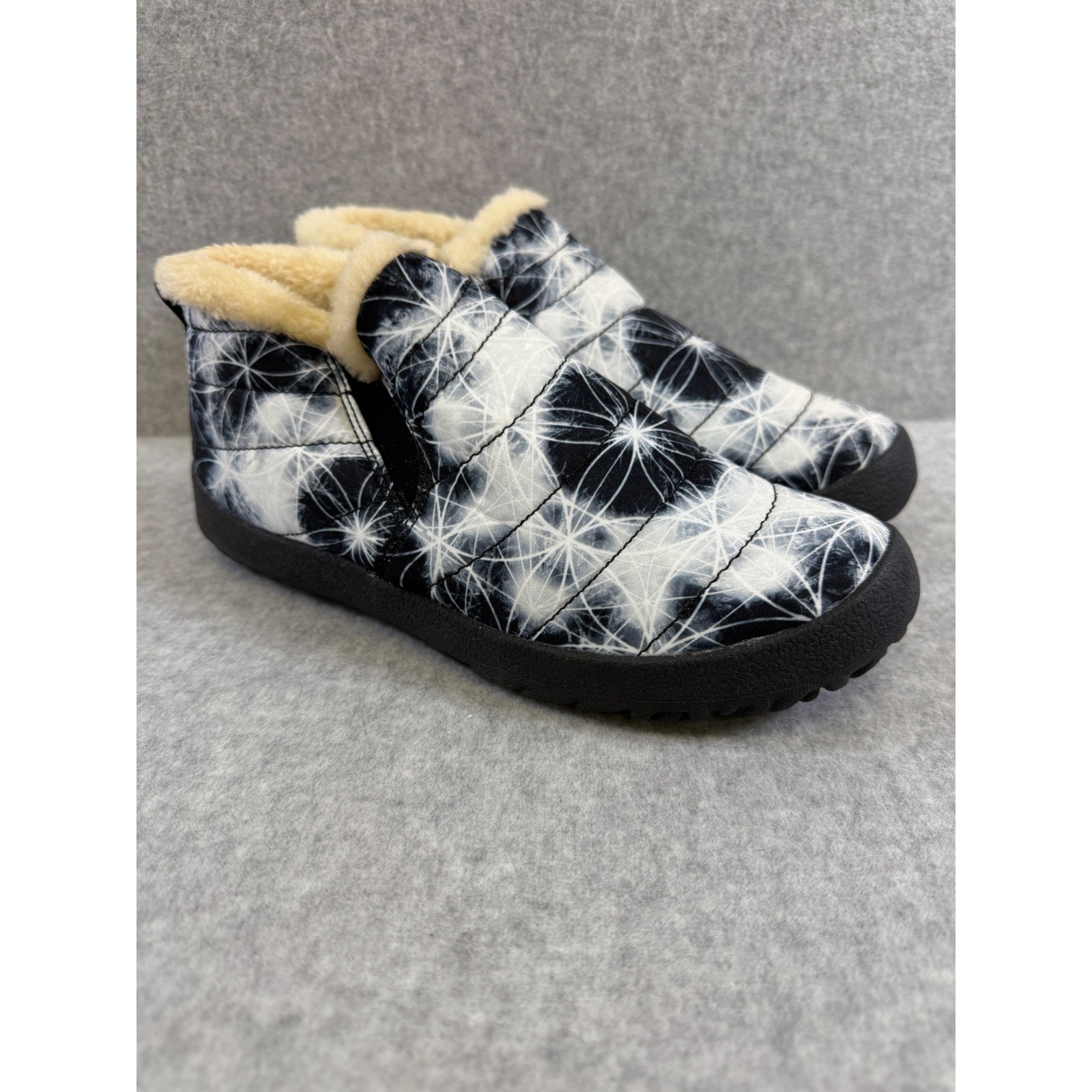 Yes We Vibe Black White Tie Dye Faux Fur Lined Ankle Boots Slippers Womens Sz 6