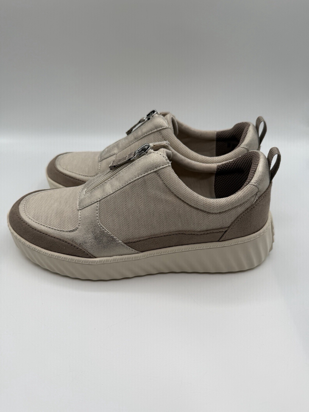 BZees Winner Comfort Sneaker, Women’s 9M, Beige,Gold Metallic Accents,Zip,NIB